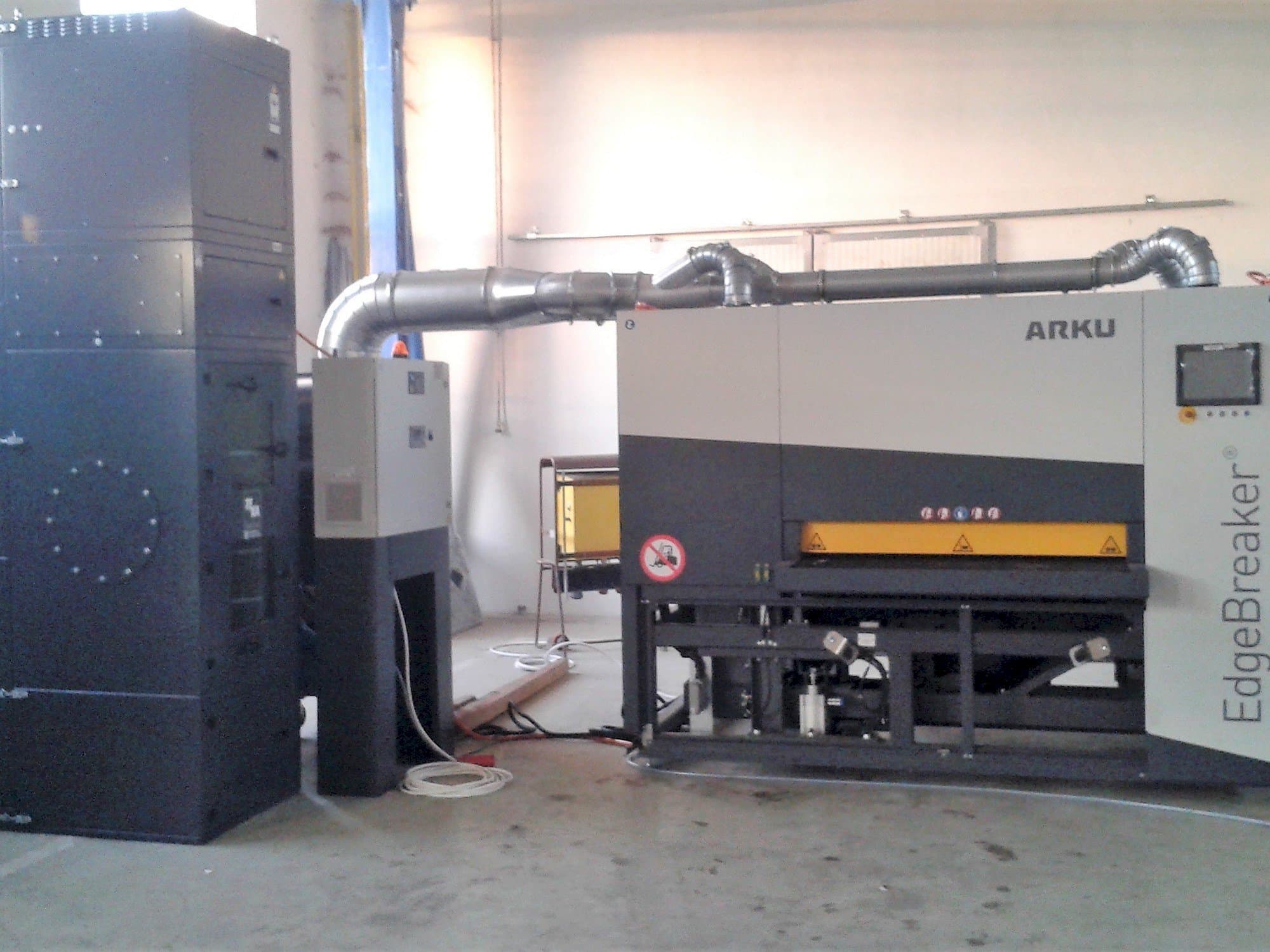 Vista frontal de la máquina ARKU EdgeBreaker 4000