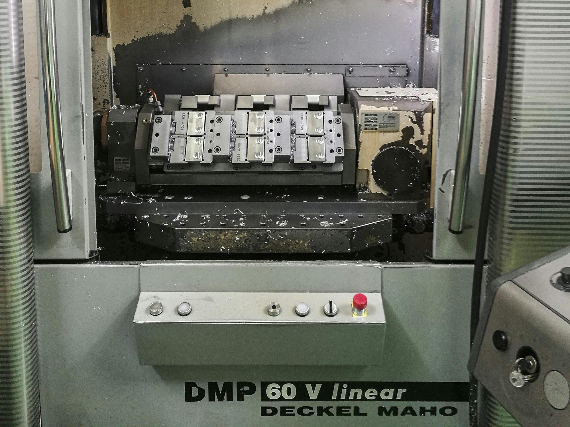 Vista frontal de la máquina DECKEL MAHO DMP 60 V linear