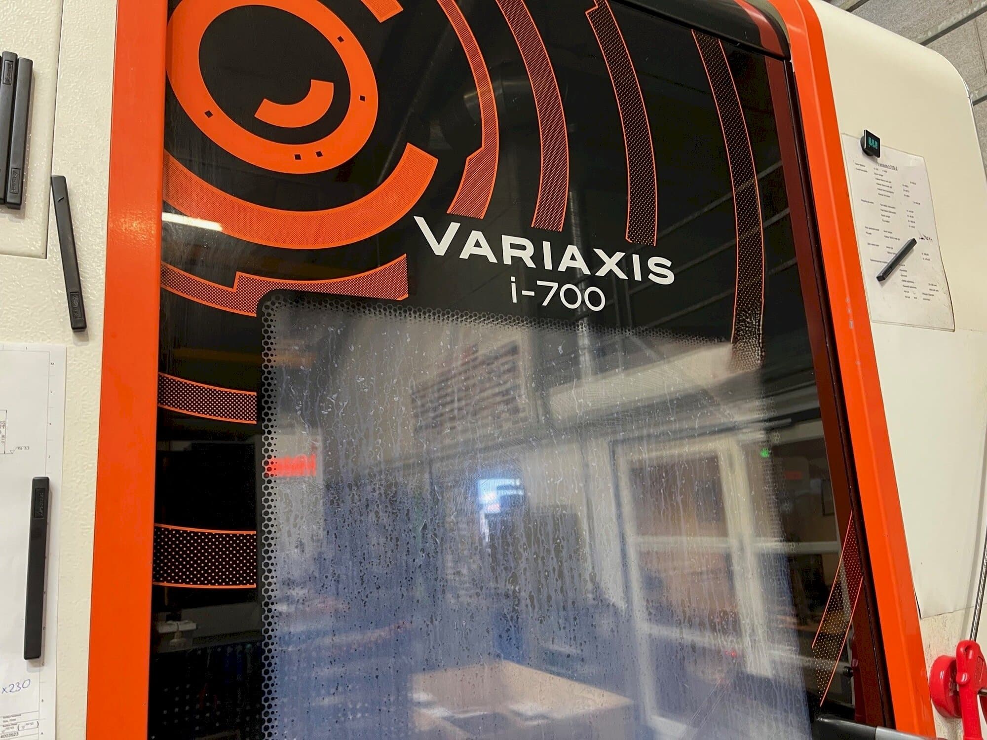 Vista frontal de la máquina Mazak Variaxis i-700
