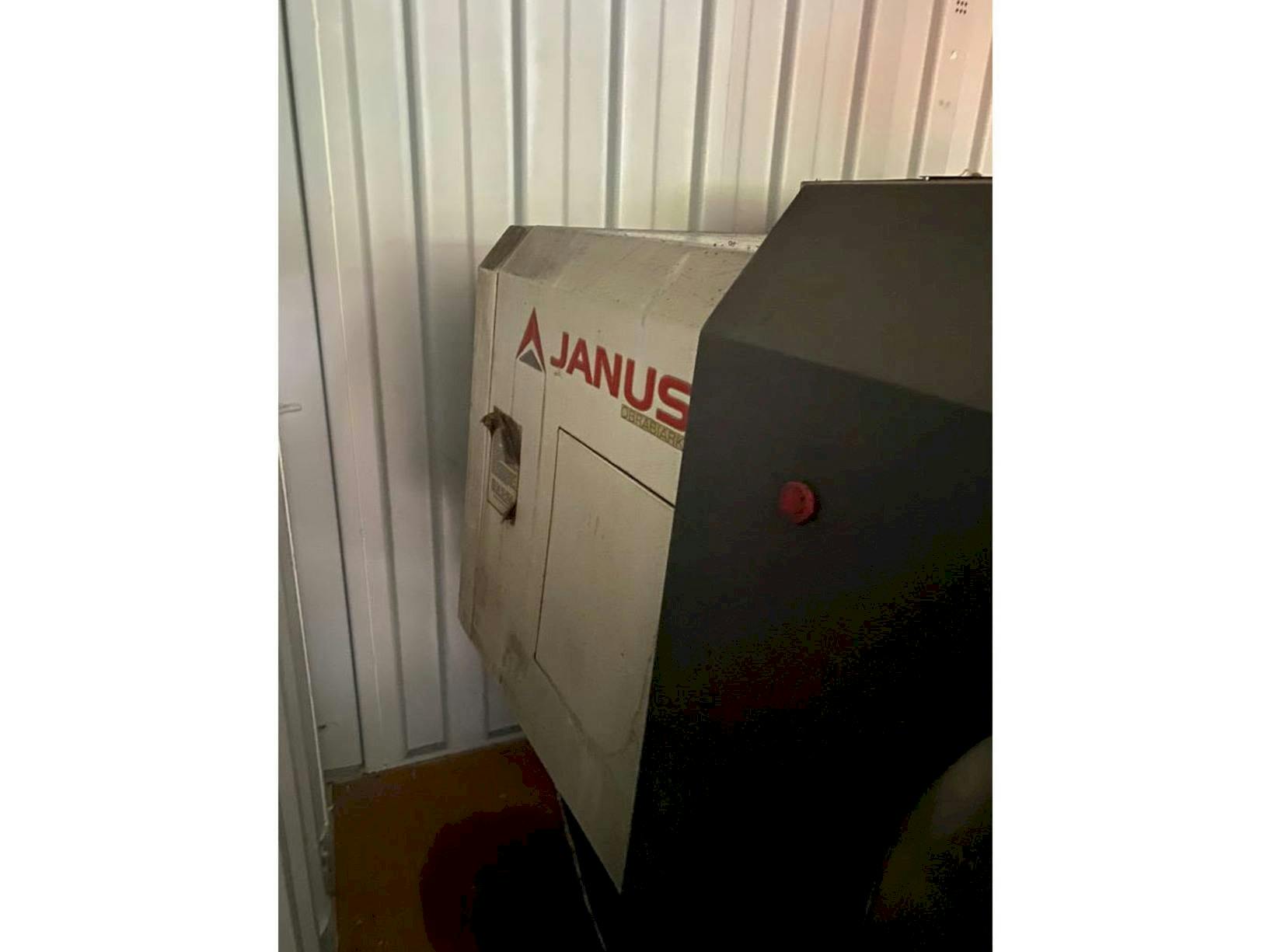 Vista frontal de la máquina JANUS TK610/1350 CNC