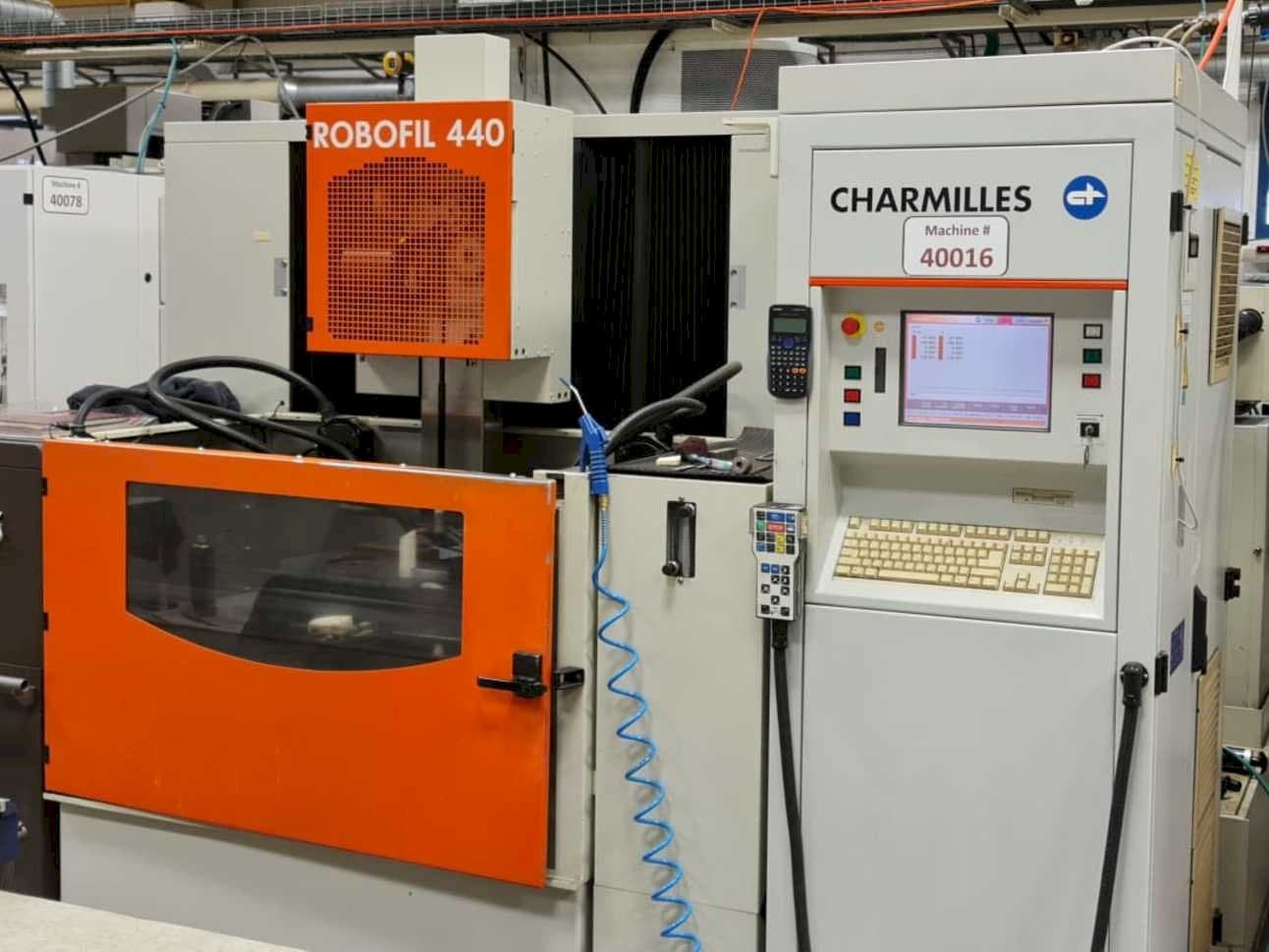 Vista frontal de la máquina CHARMILLES ROBOFIL 440