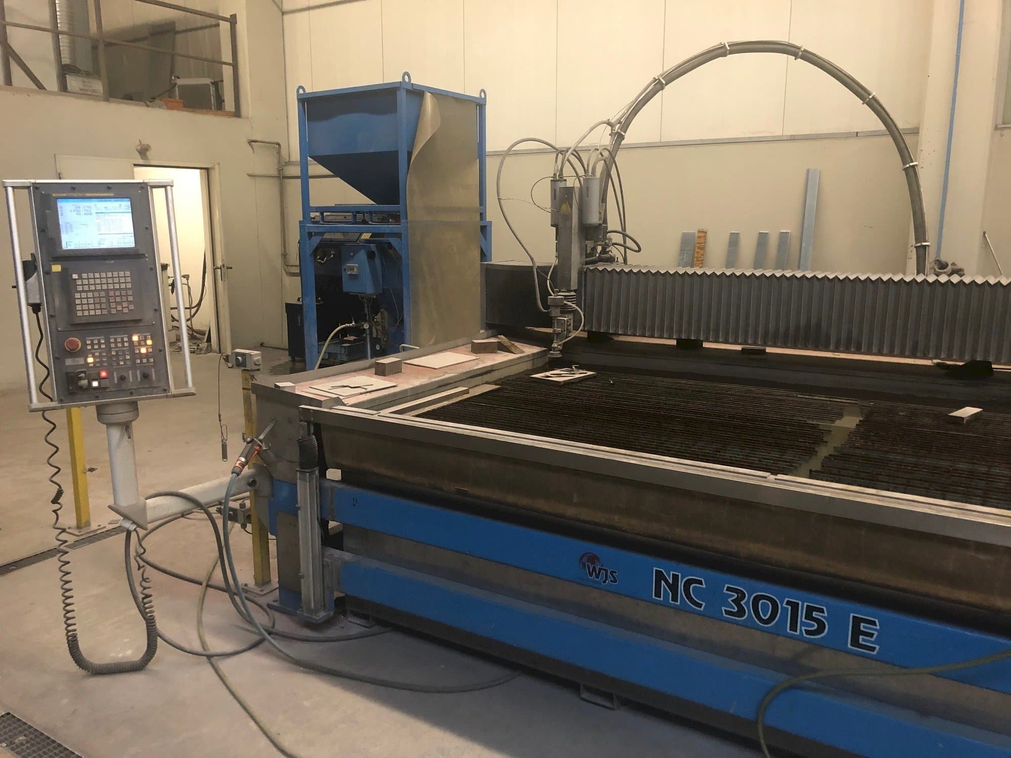 Vista frontal de la máquina WJS NC 3015 E