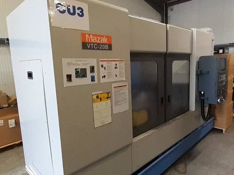 Vista frontal de la máquina Mazak VTC 20B