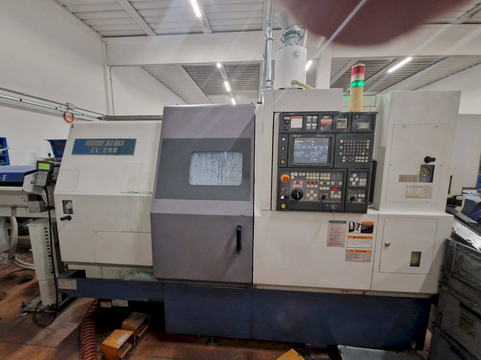 Vista frontal de la máquina MORI SEIKI ZL-200SMC