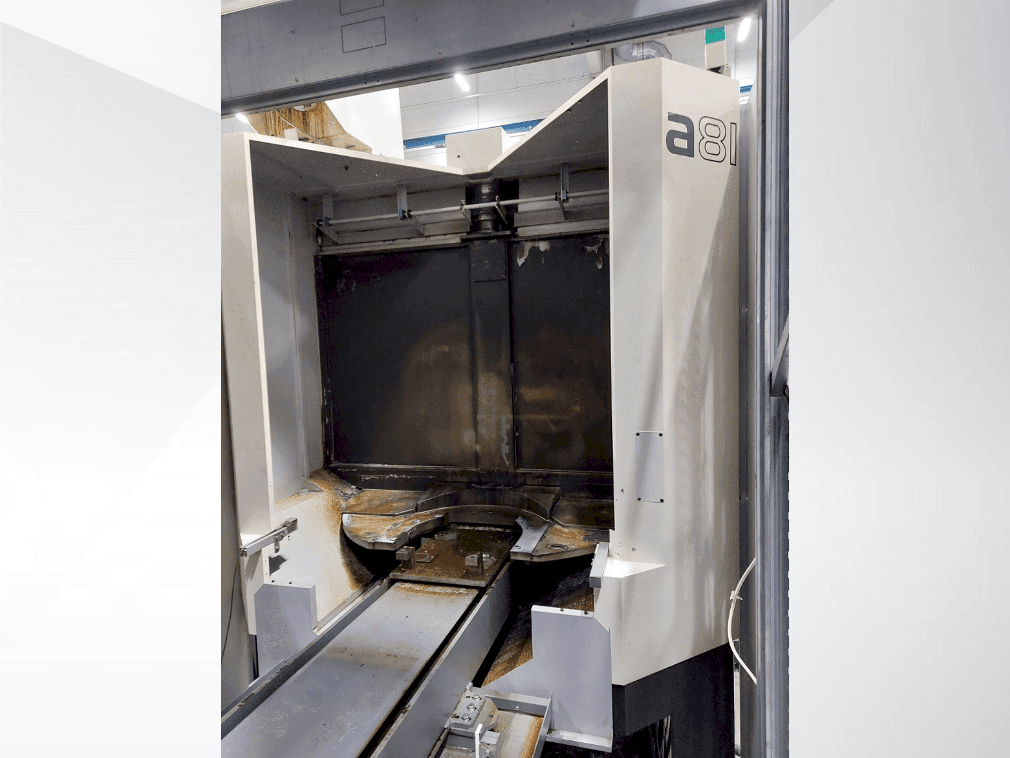 Vista frontal de la máquina Makino a81