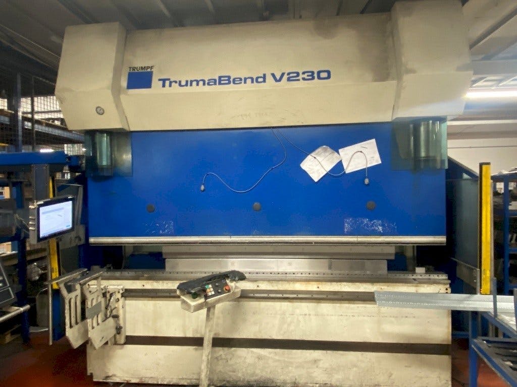 Vista frontal de la máquina Trumpf TrumaBend V230