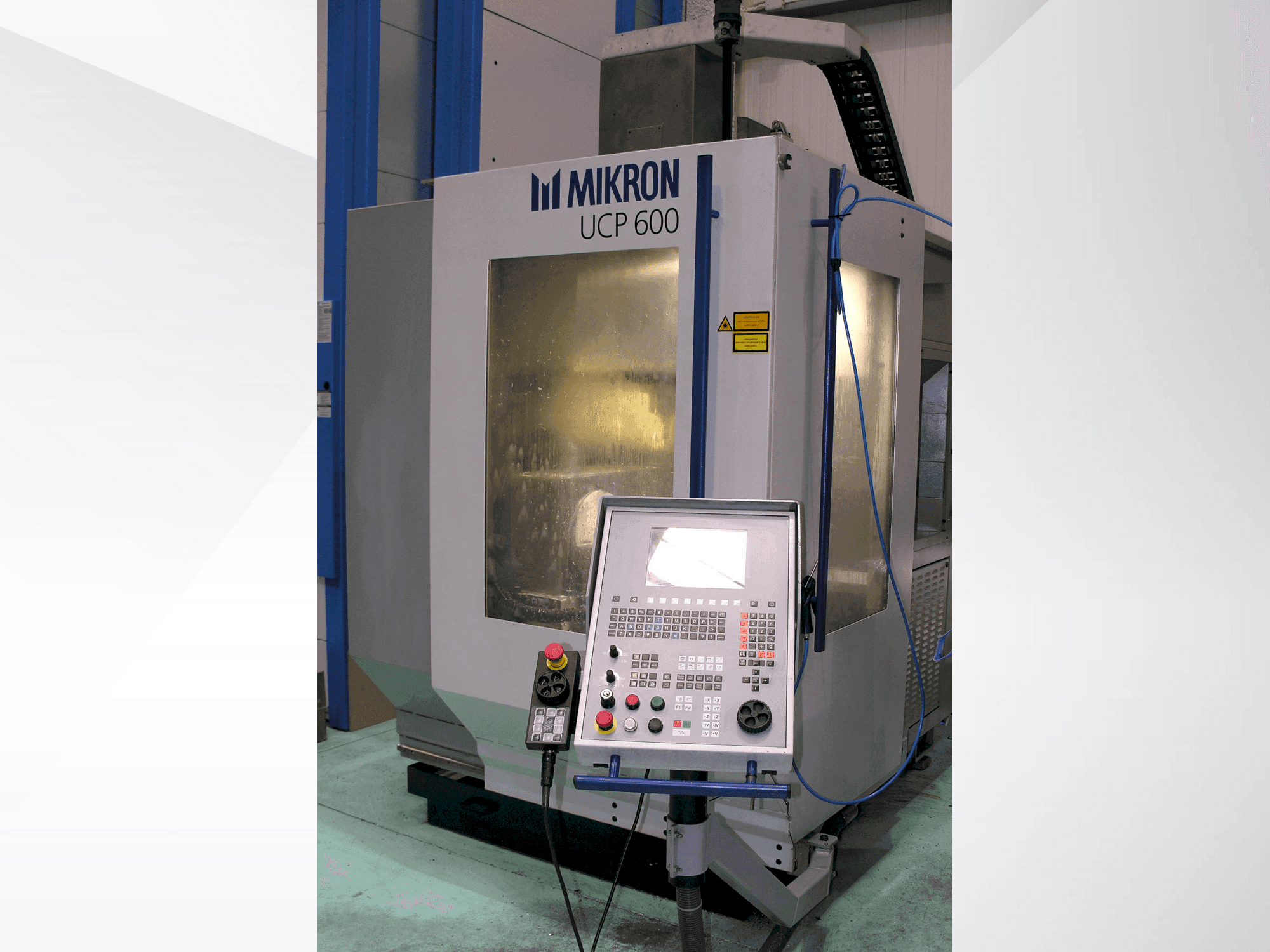 Vista frontal de la máquina MIKRON UCP 600