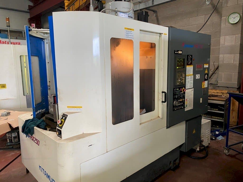 Vista frontal de la máquina Kitamura Mycenter HX250