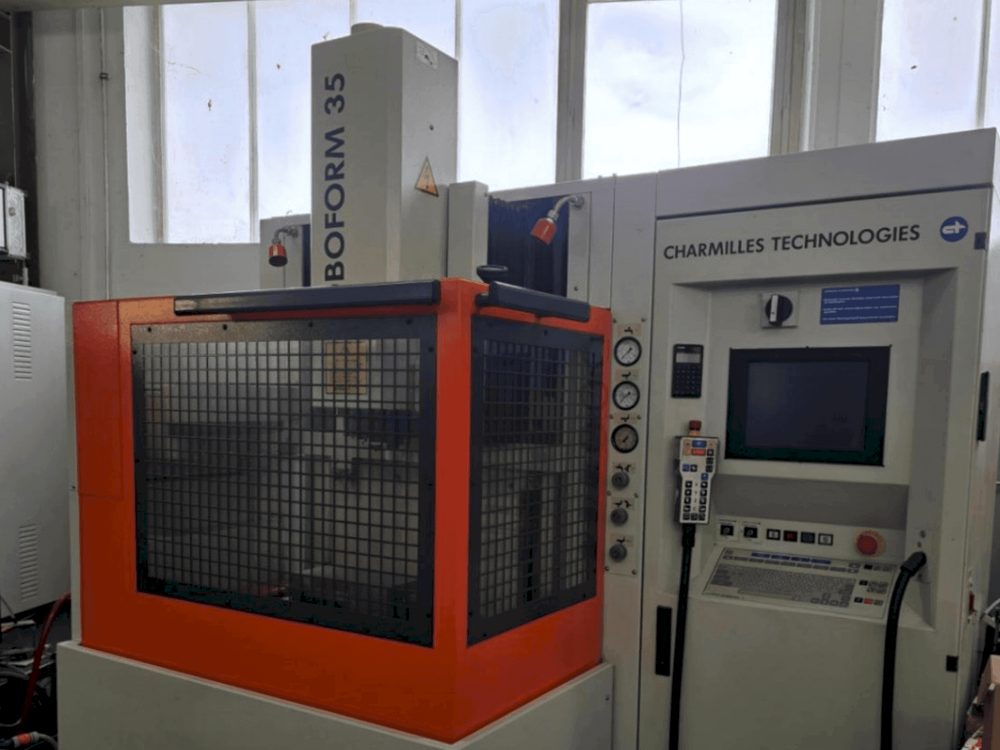 Vista frontal de la máquina CHARMILLES Roboform 35