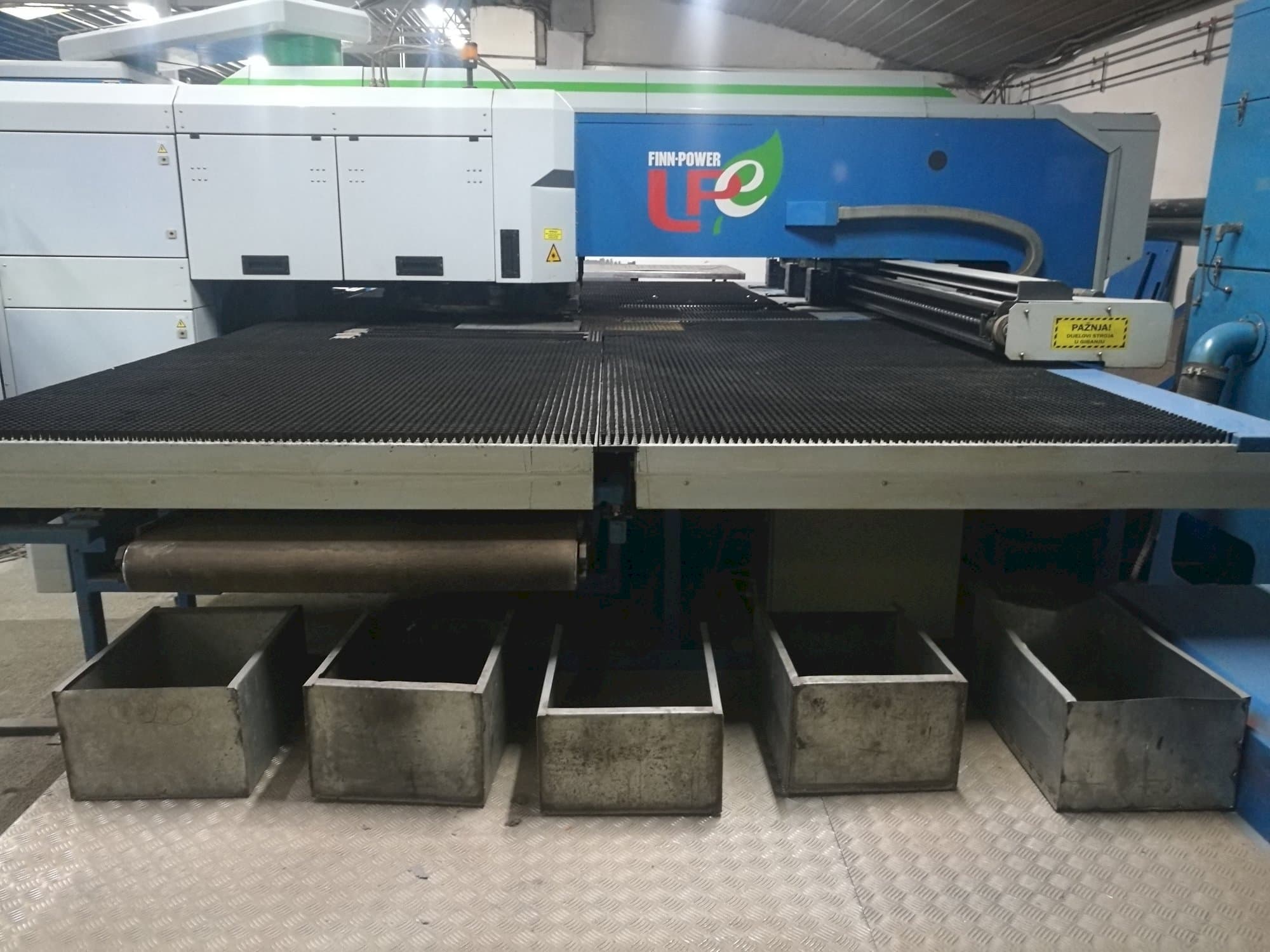 Vista frontal de la máquina Finn-Power LPE5 SWUH