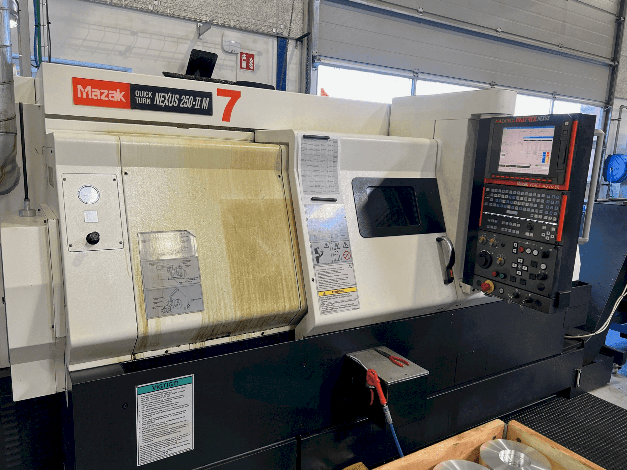 Vista frontal de la máquina Mazak QTN 250-II M