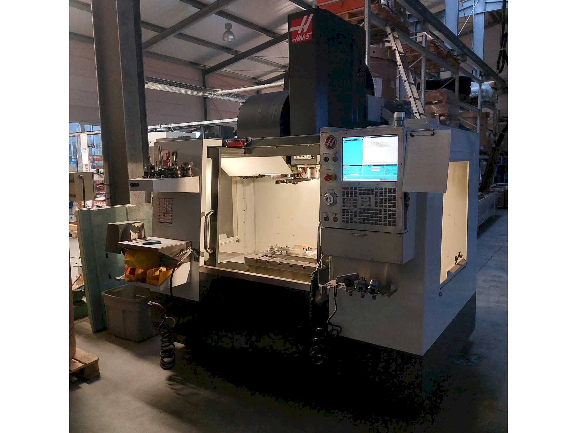 Vista frontal de la máquina HAAS VM-2