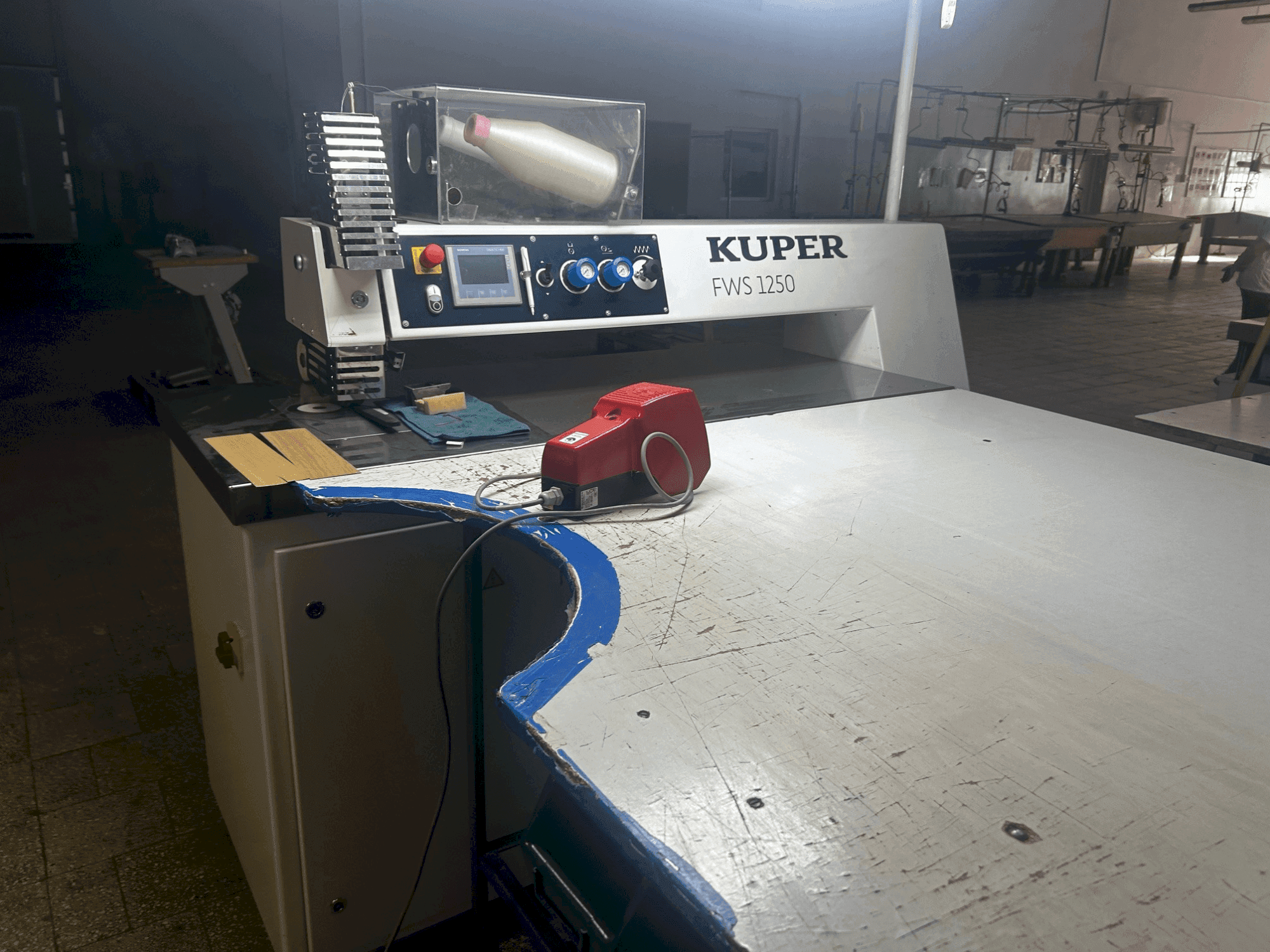 Vista frontal de la máquina KUPER FWS 1250