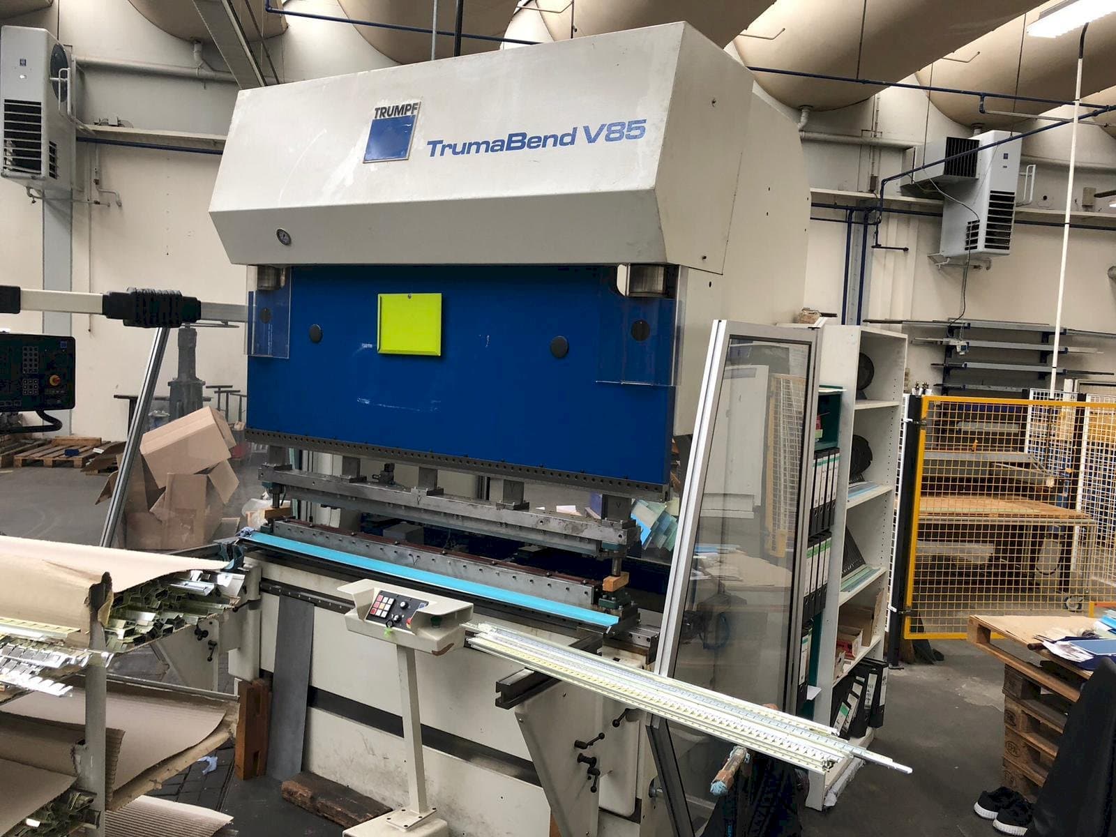 Vista frontal de la máquina Trumpf TrumaBend V85