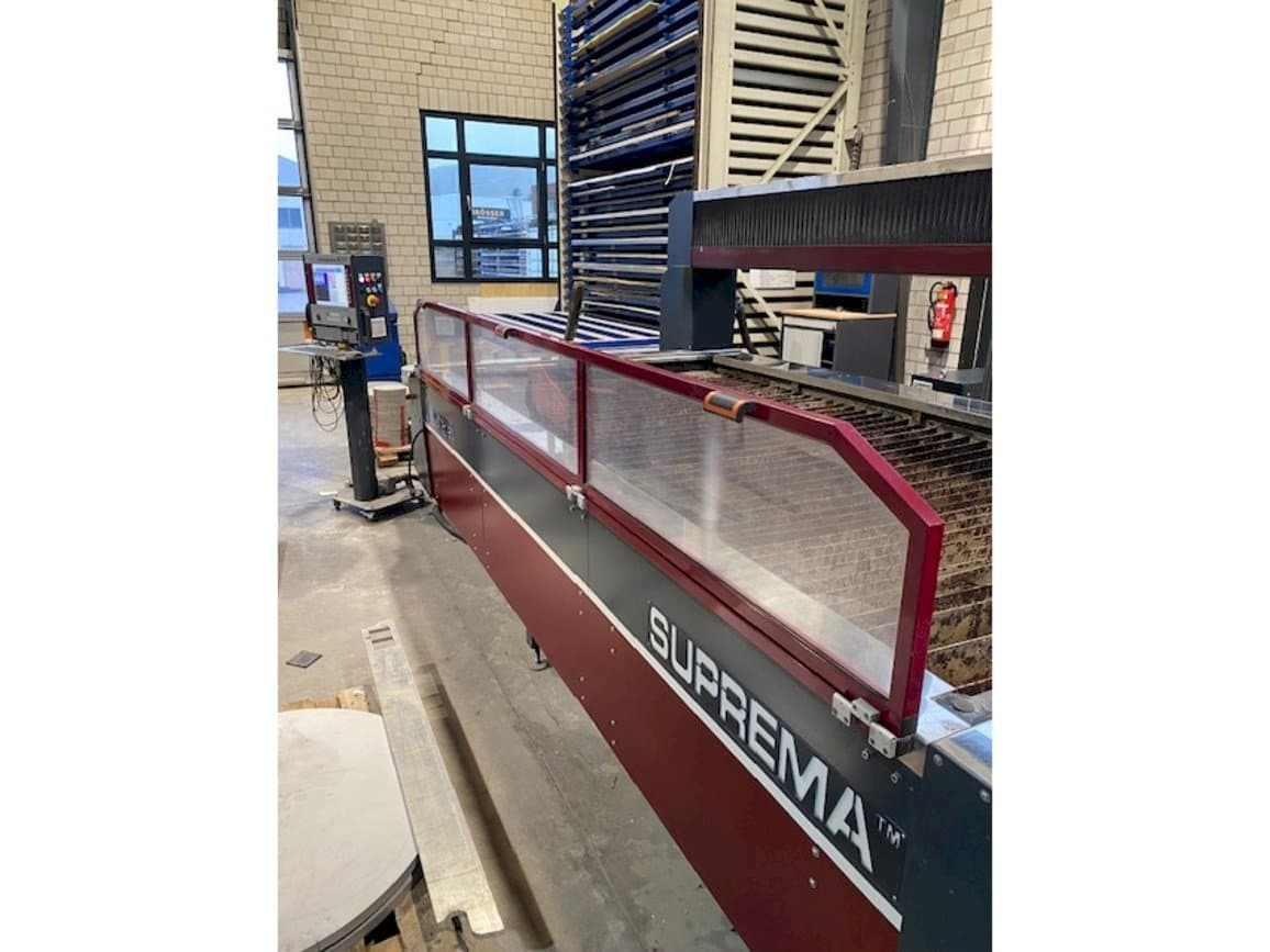 Vista frontal de la máquina Waterjet Italy Suprem