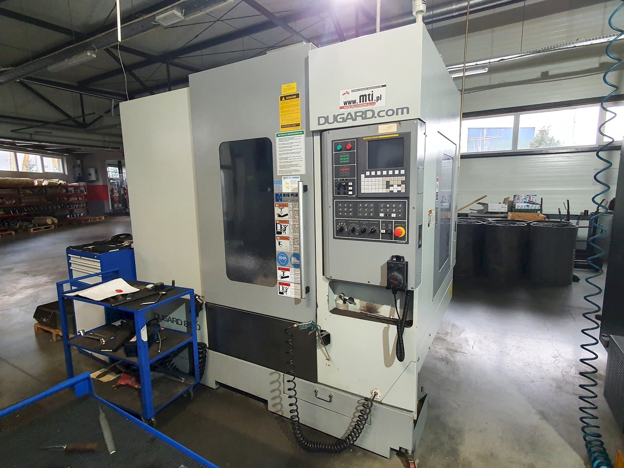 Vista frontal de la máquina Dugard 850 VMC