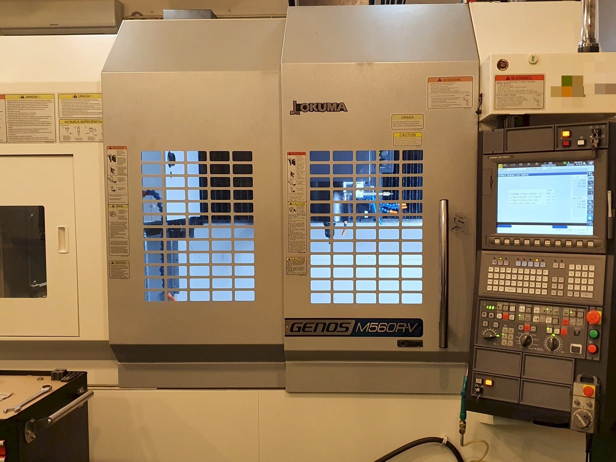 Vista frontal de la máquina Okuma GENOS M560R-V