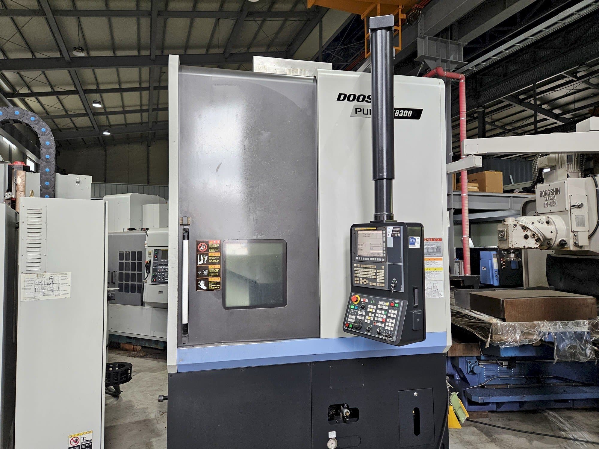 Vista frontal de la máquina DOOSAN PUMA V8300