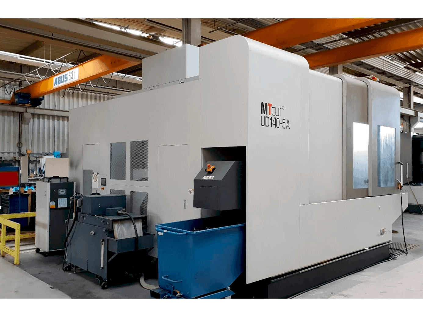 Vista frontal de la máquina MTcut UD140H-5A