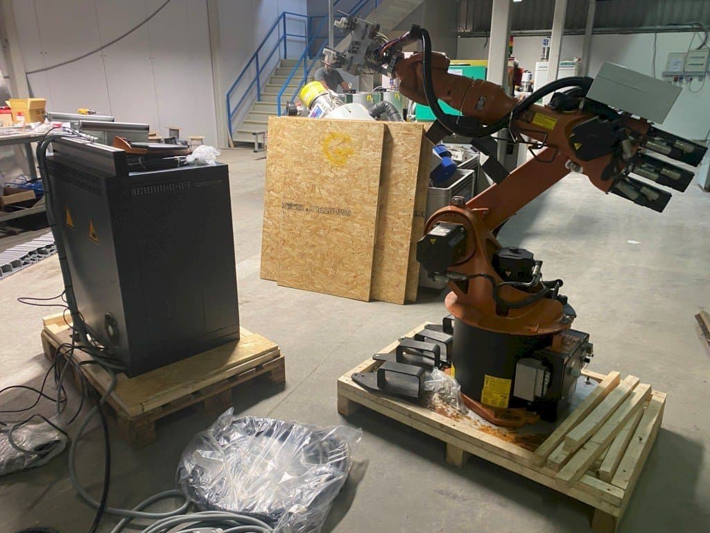Vista frontal de la máquina KUKA KR16-2 with KR C4 Controller