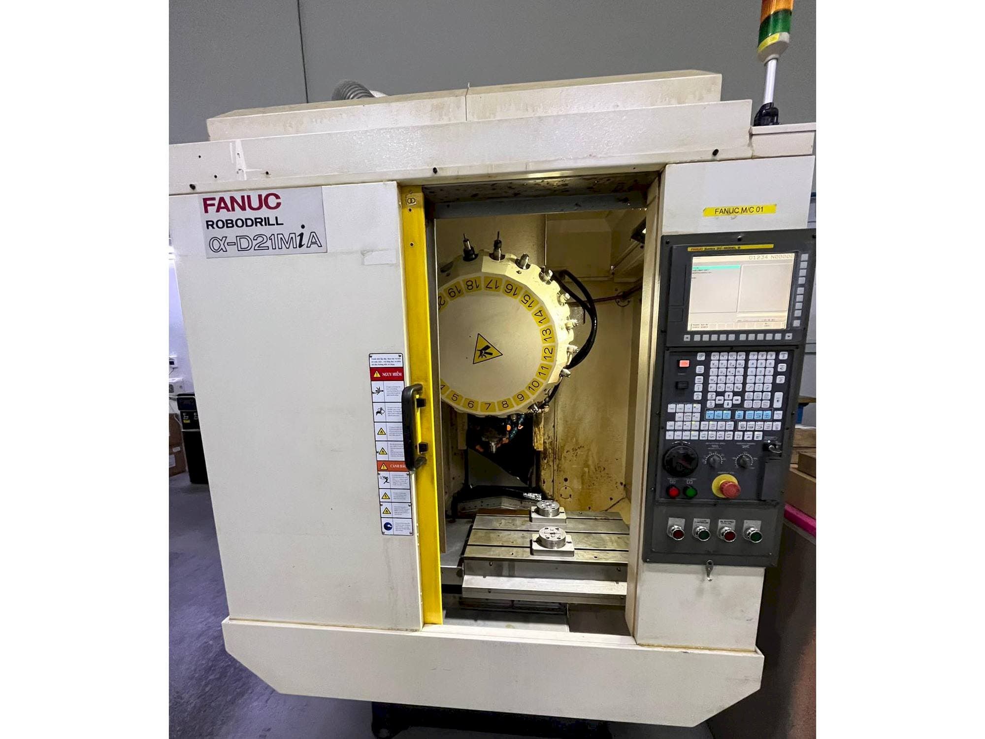 Vista frontal de la máquina FANUC ROBODRILL A-D21MiA