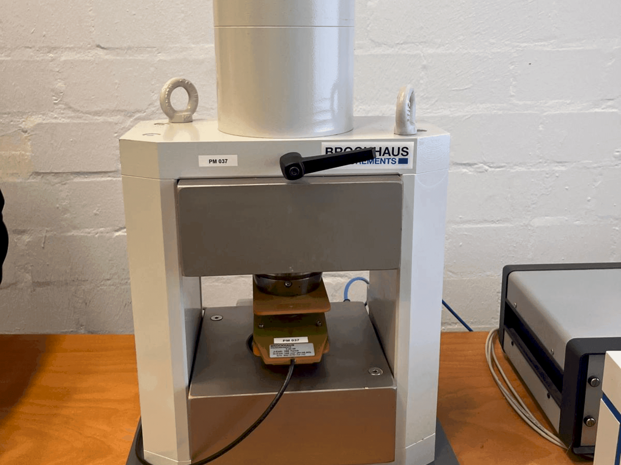 Vista frontal de la máquina BROCKHAUS HG200 D