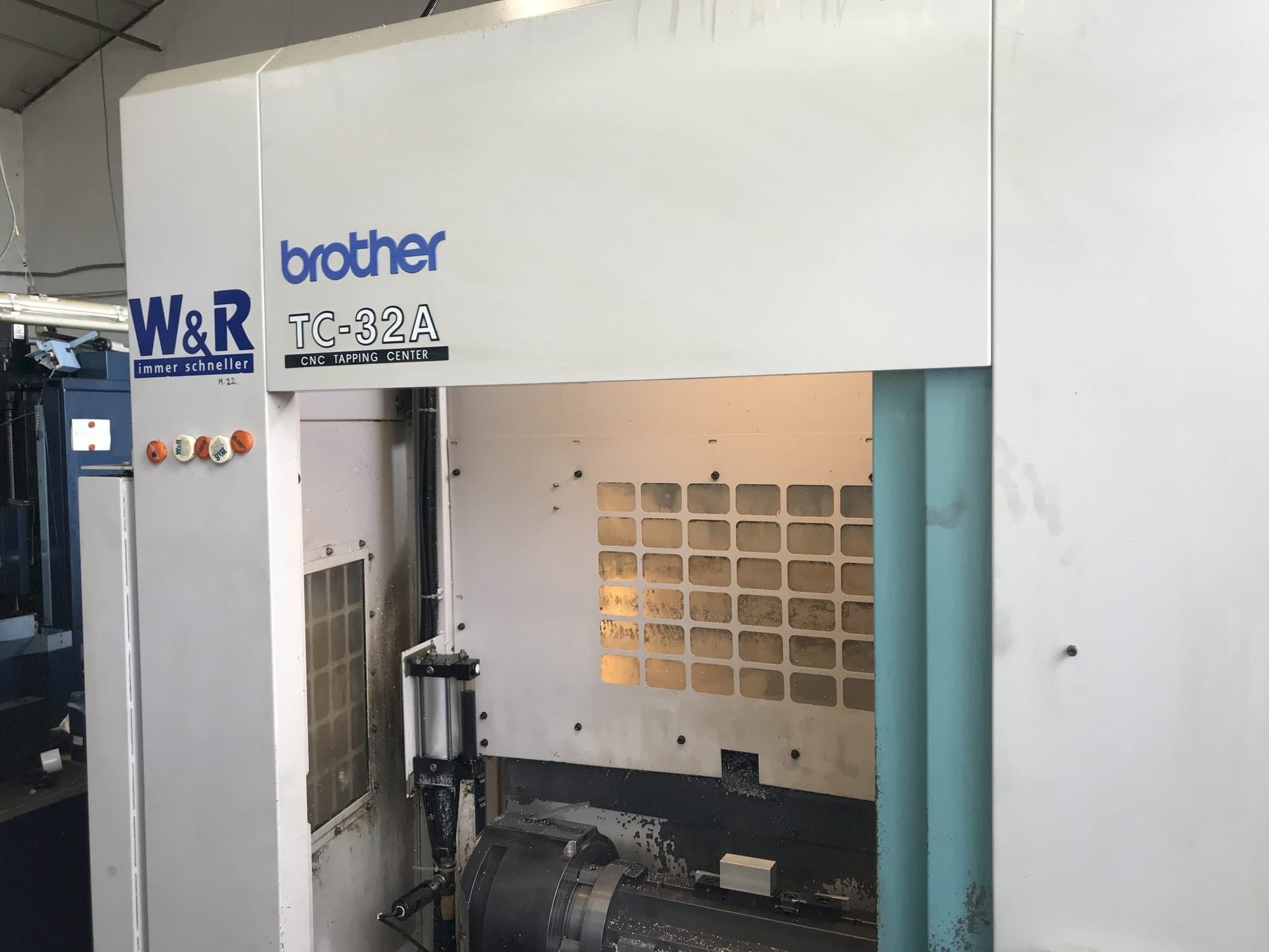 Vista frontal de la máquina Brother TC-32A