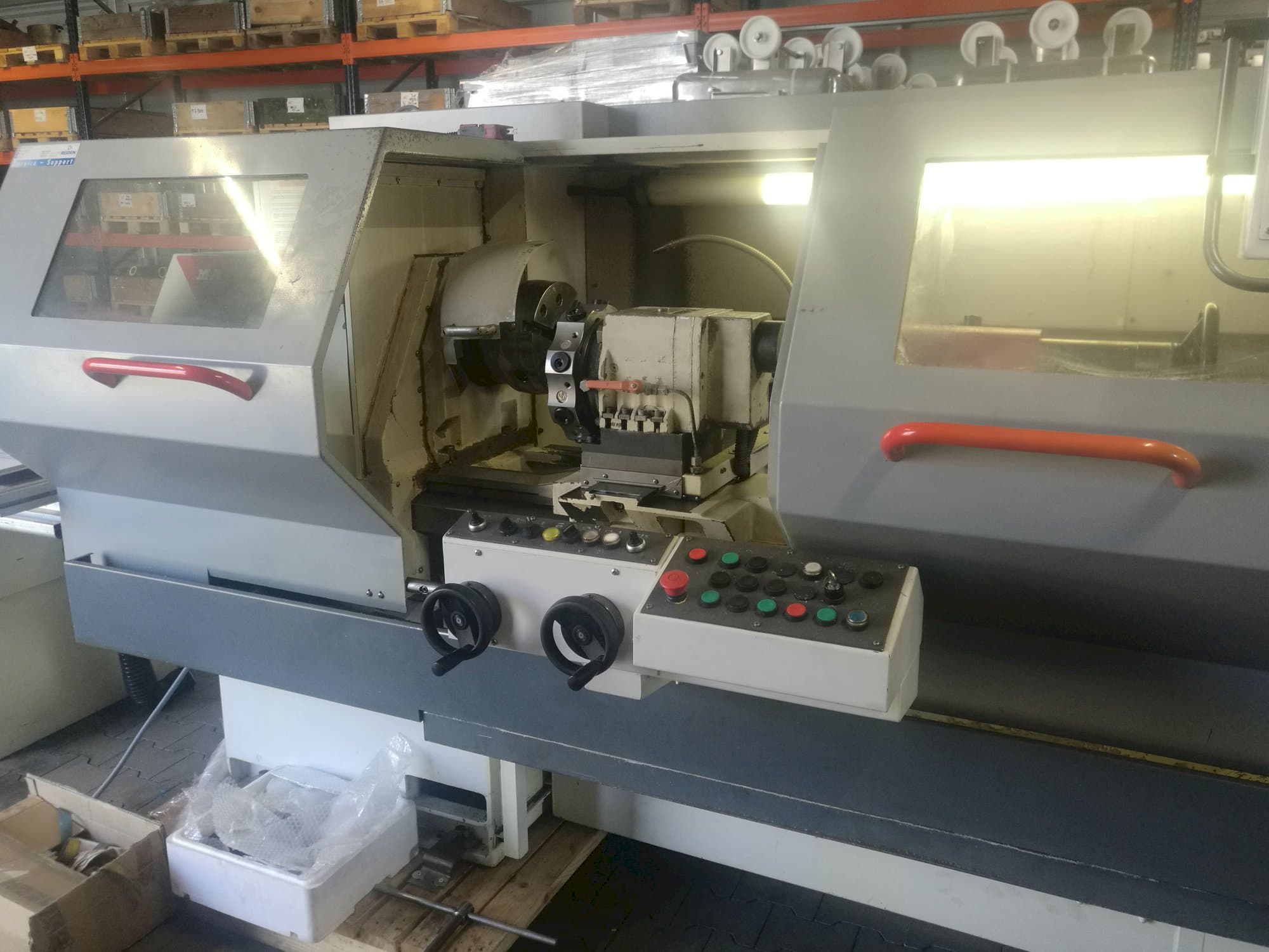 Vista frontal de la máquina KOVOSVIT MAS MT 54 CNC