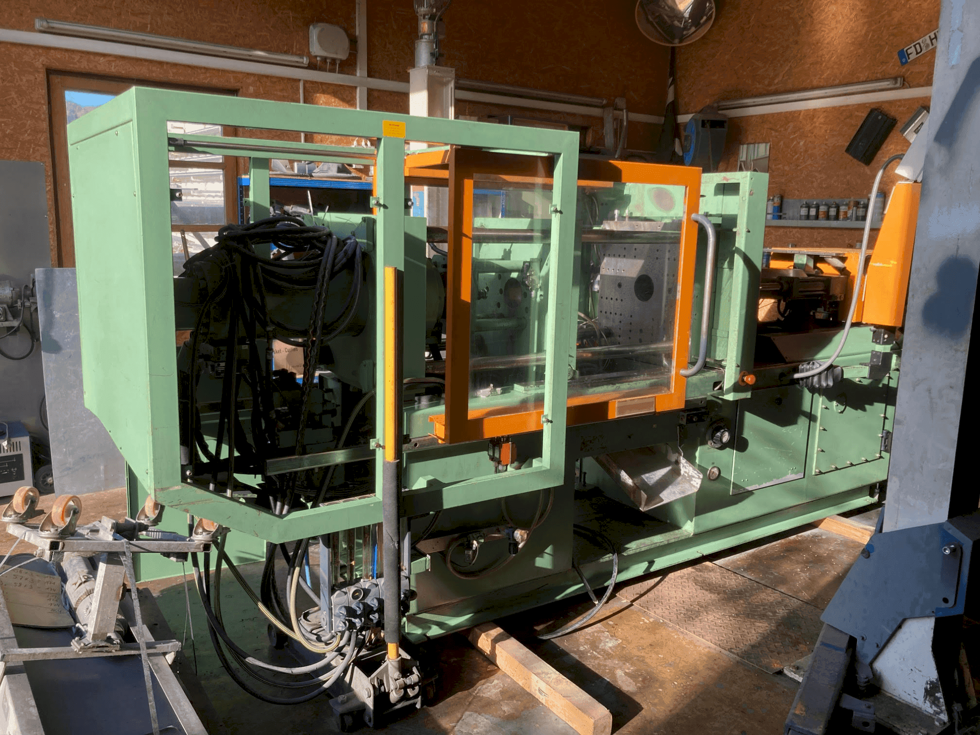 Vista frontal de la máquina FERROMATIK K75-S