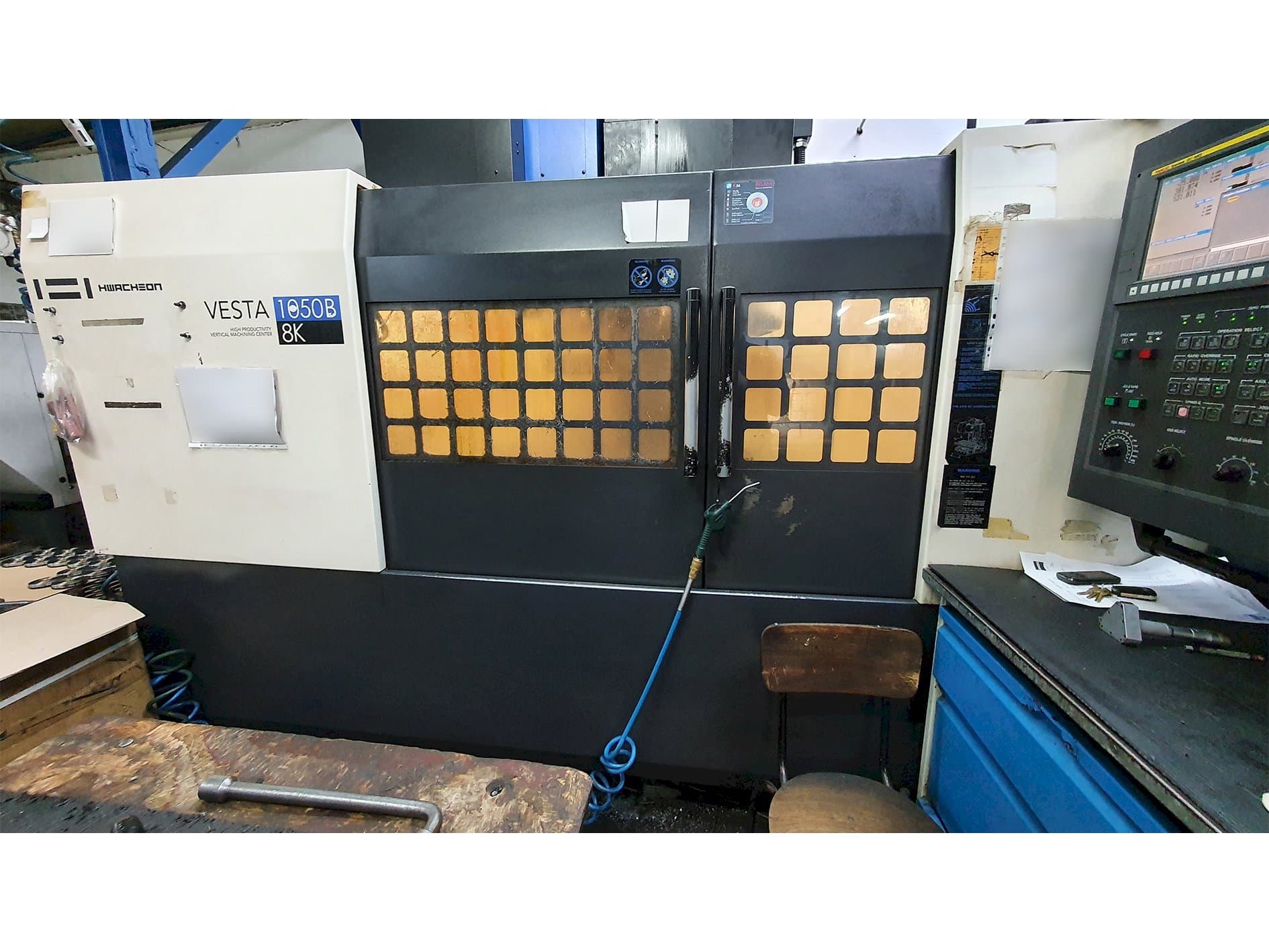 Vista frontal de la máquina HWACHEON VESTA-1050B