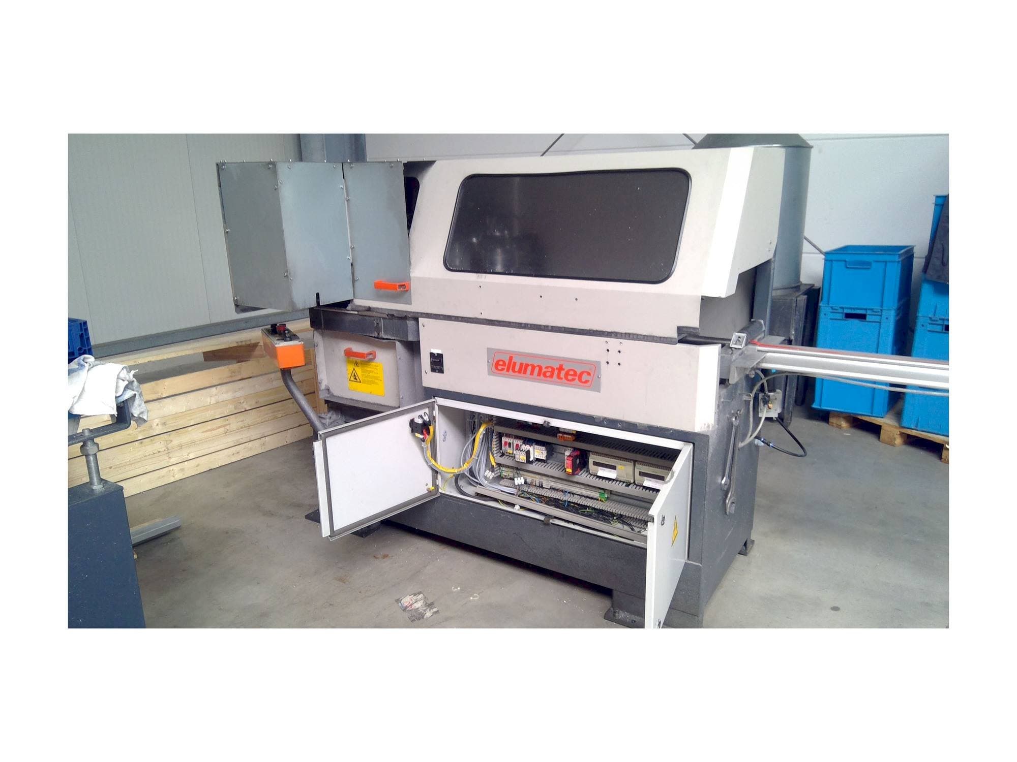 Vista frontal de la máquina Elumatec SA 142/38