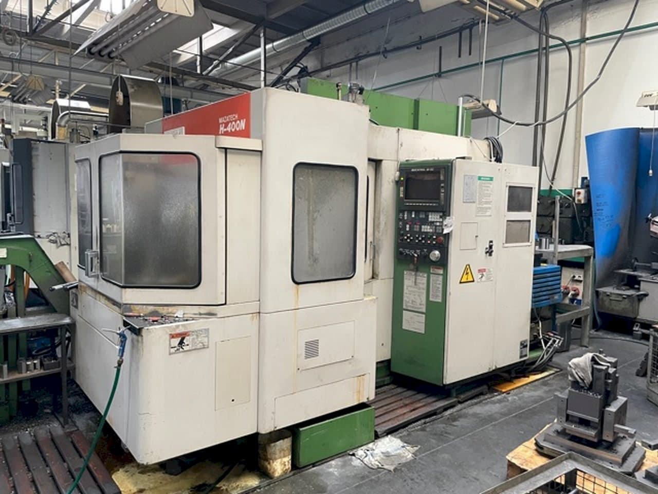 Vista frontal de la máquina Mazak H-400N