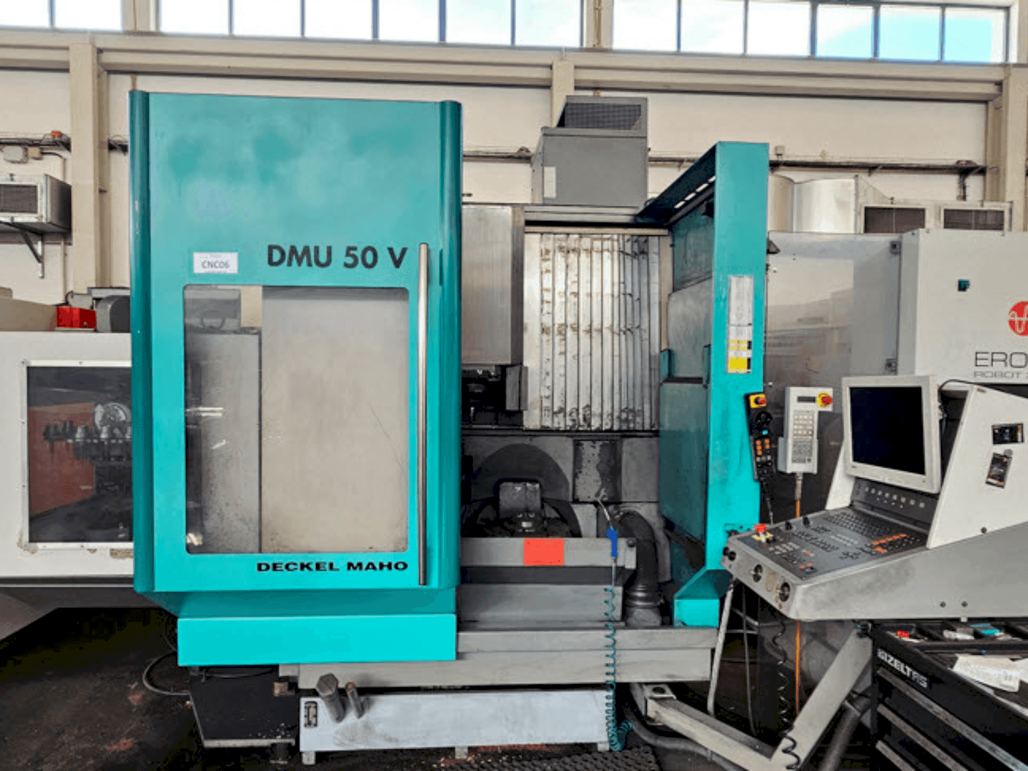 Vista frontal de la máquina DECKEL MAHO DMU 50V
