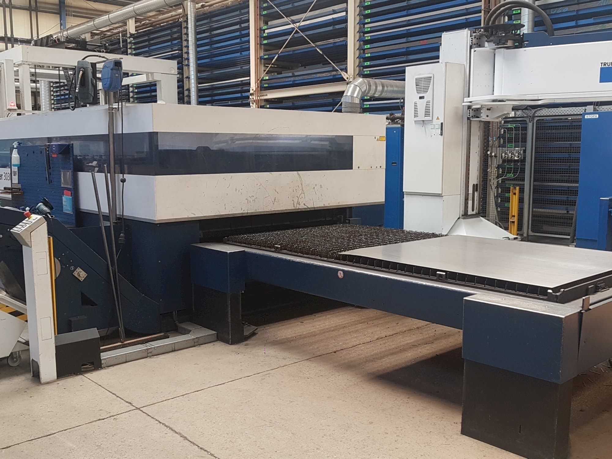 Vista frontal de la máquina Trumpf TruLaser 3030 L20