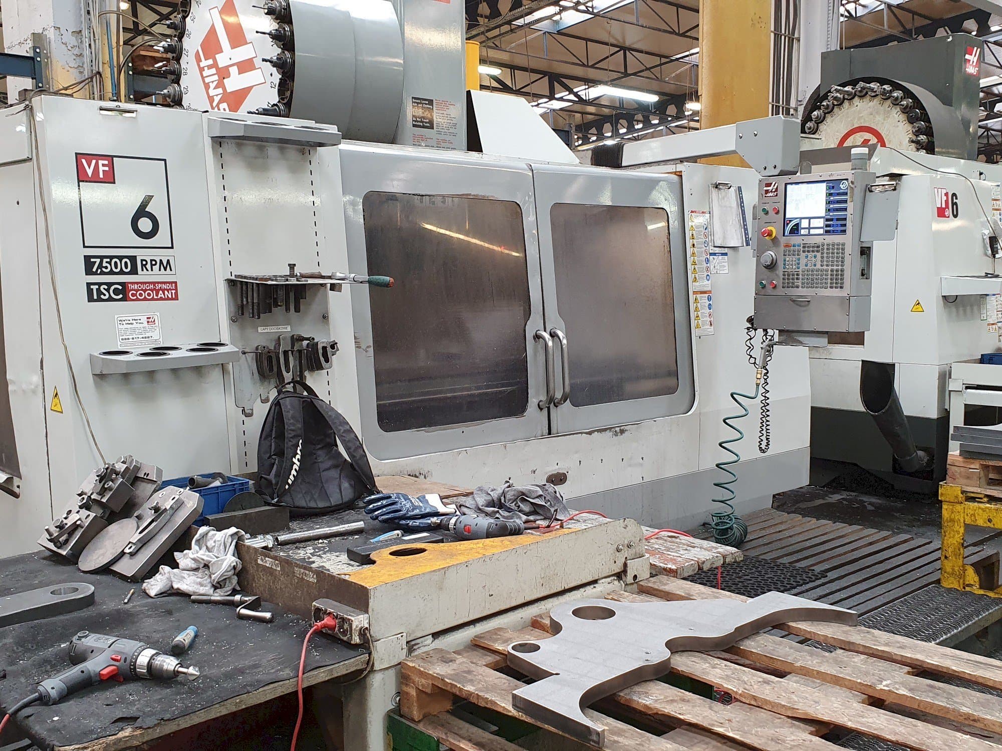 Vista frontal de la máquina HAAS VF-6 / 50HE