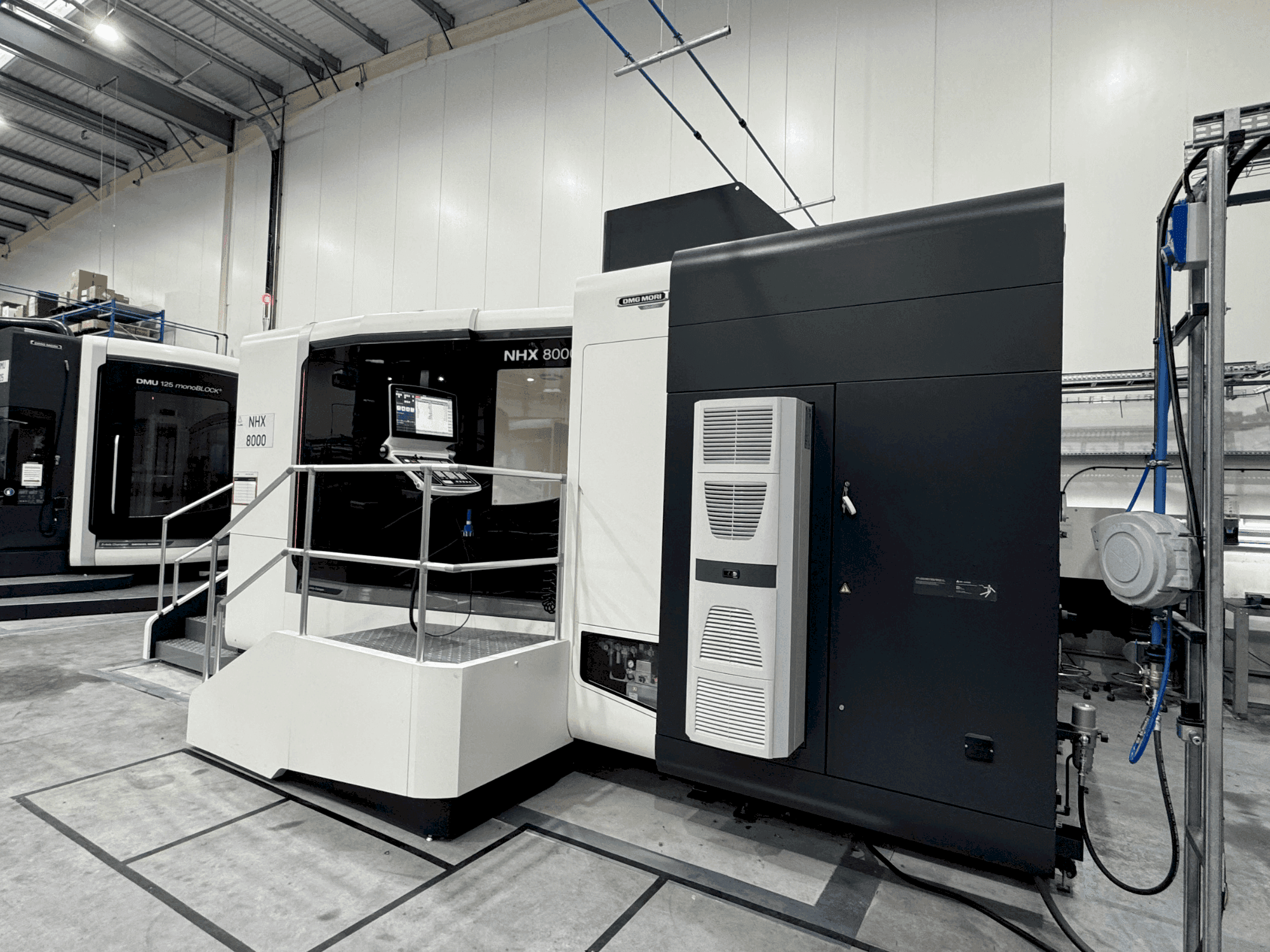 Vista frontal de la máquina DMG MORI NHX 8000