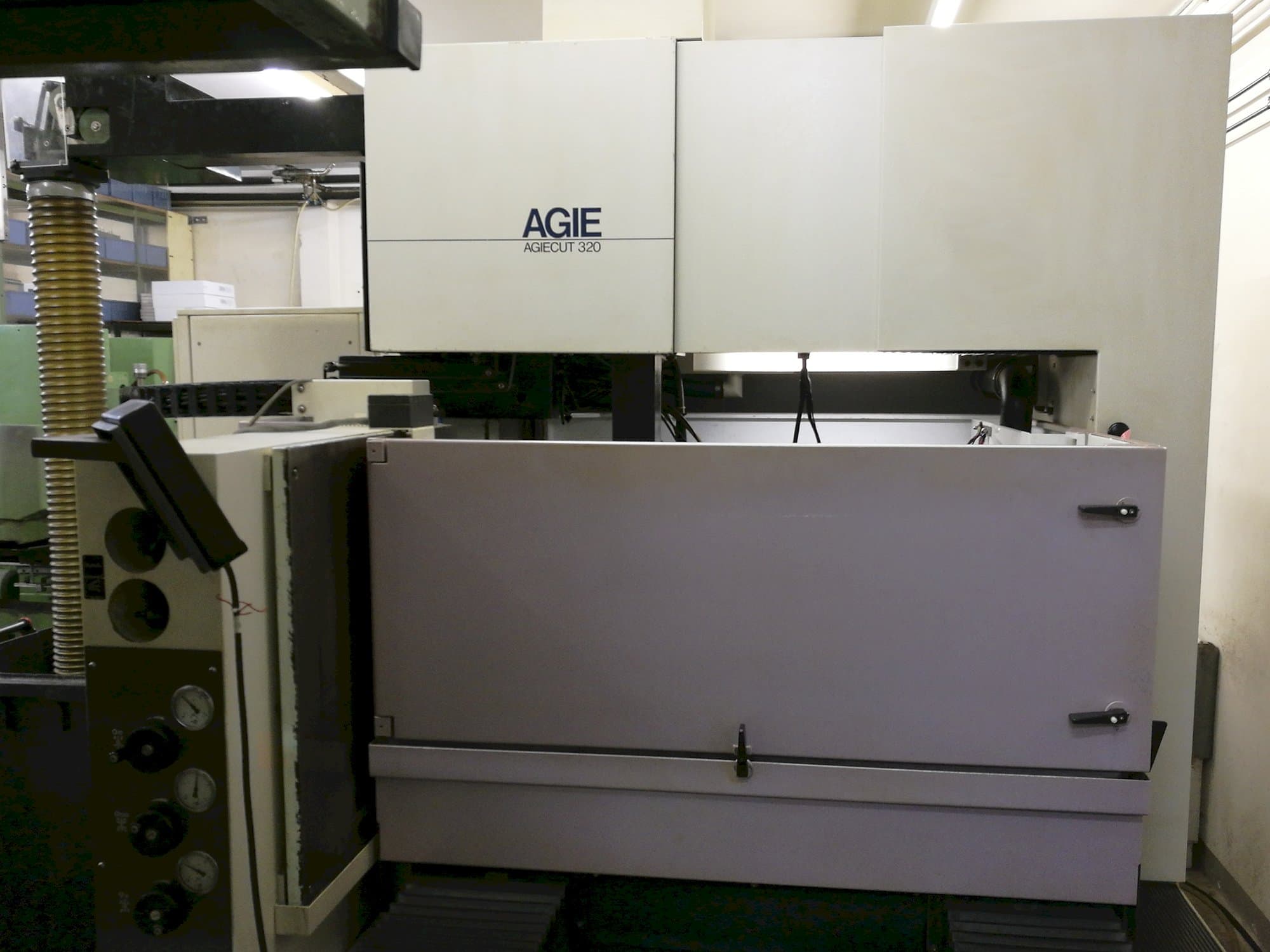 Vista frontal de la máquina AGIE AGIECUT 320