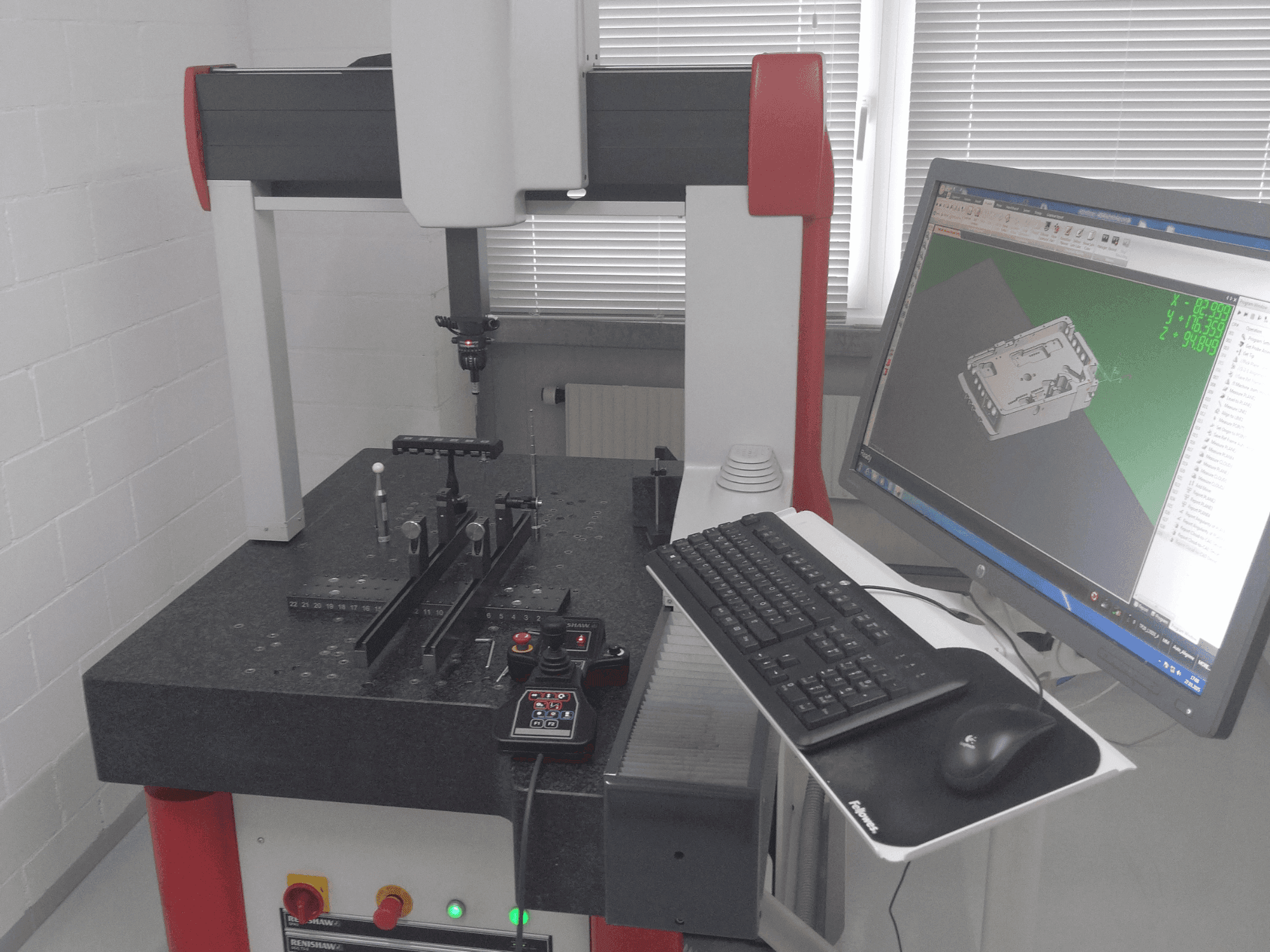 Vista frontal de la máquina Coord3 Ares 700