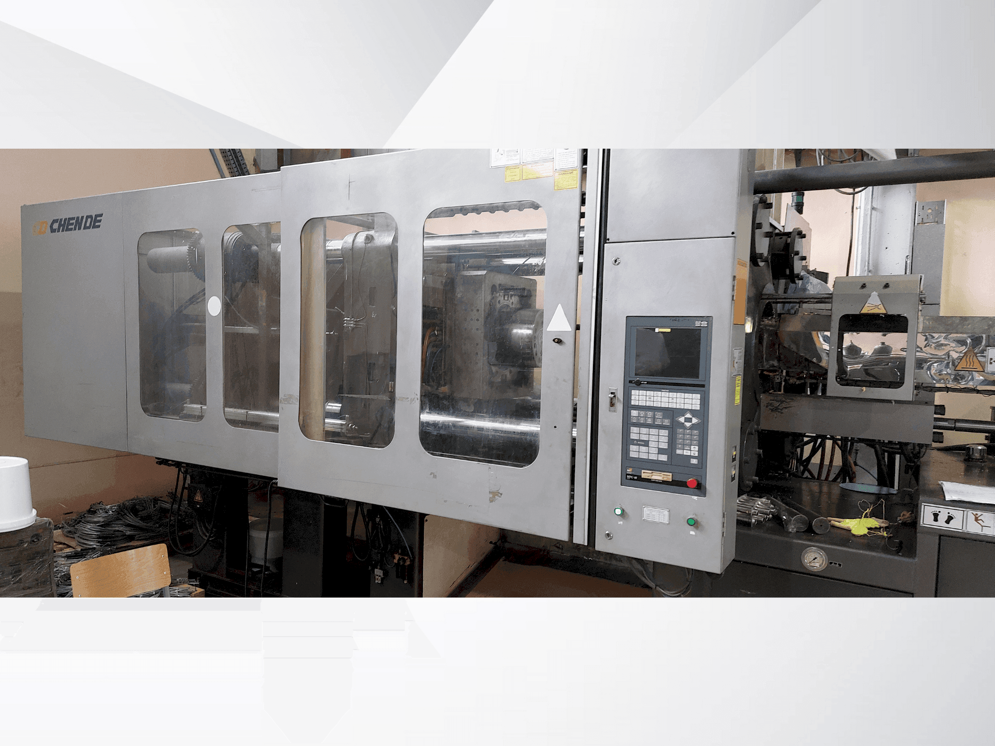 Vista frontal de la máquina CHENDE CJ480M3V