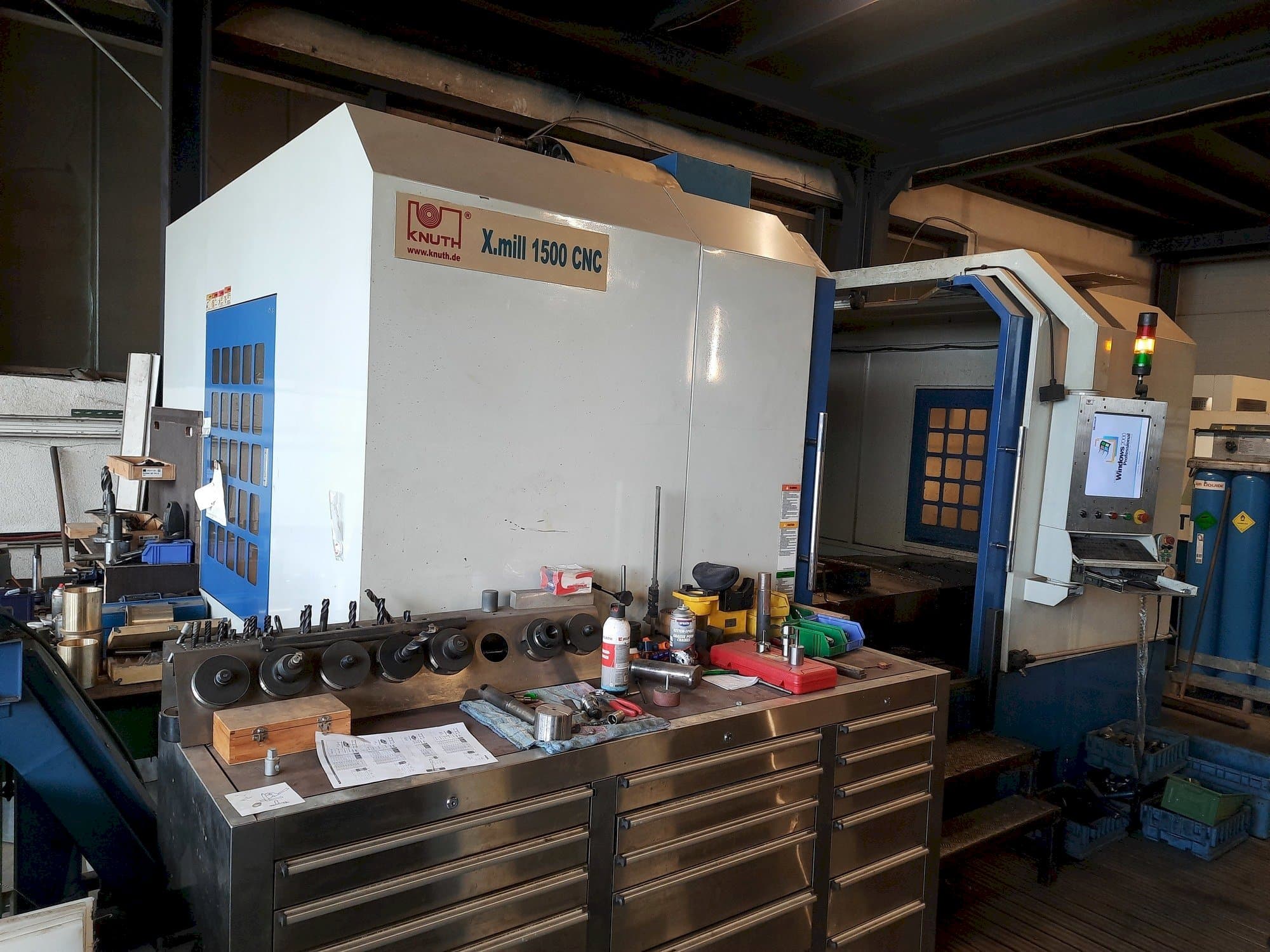 Vista frontal de la máquina KNUTH X-Mill 1500 CNC