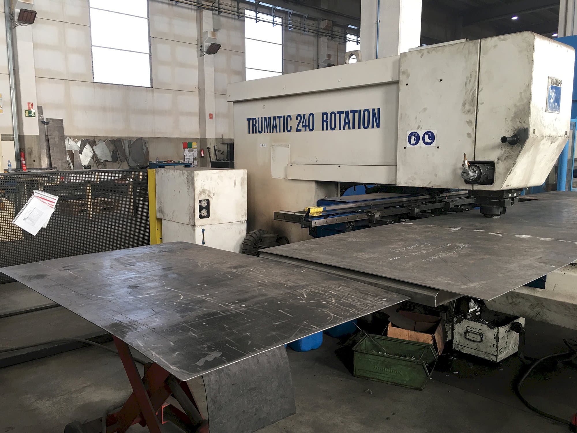 Vista izquierda de la máquina Trumpf Trumatic 240