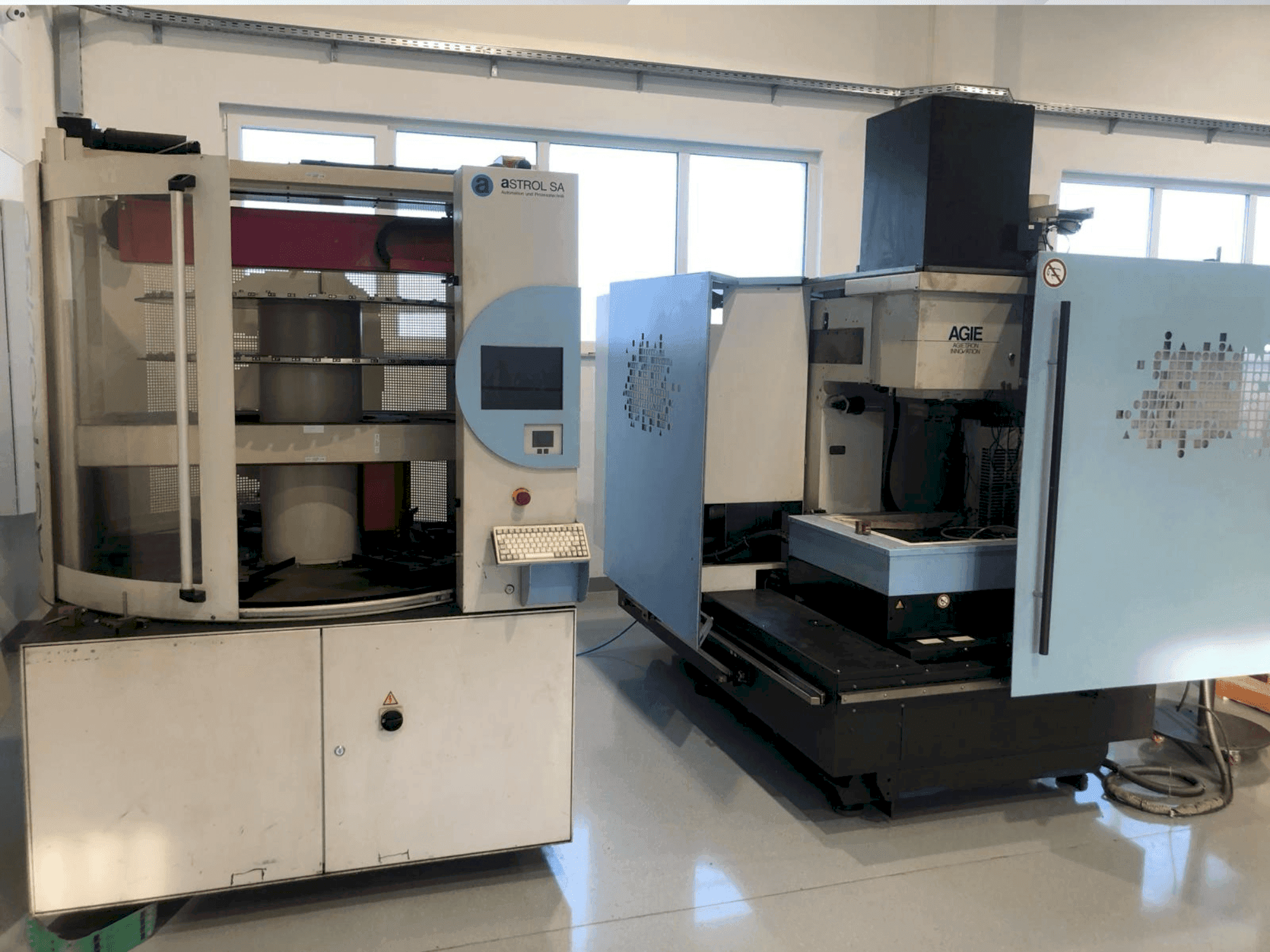 Vista frontal de la máquina AGIE AGIETRON Innovation 2