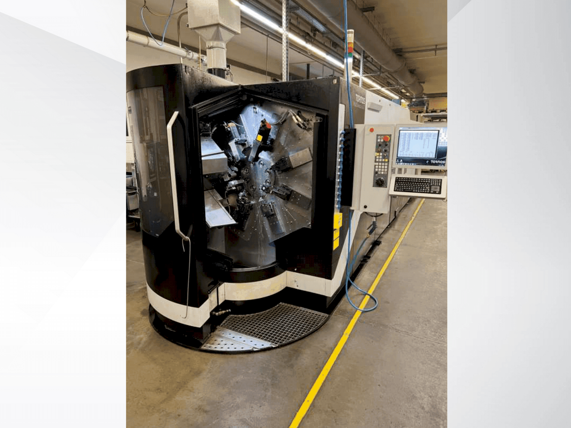 Vista frontal de la máquina Tornos MultiSwiss 8x26