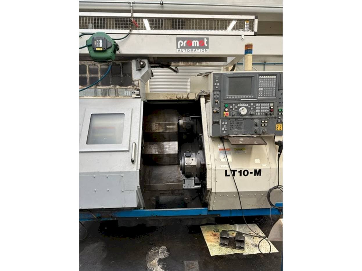 Vista frontal de la máquina Okuma LT10