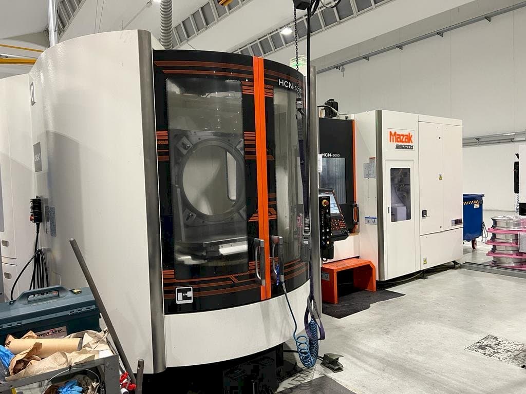 Vista frontal de la máquina Mazak HCN-5000
