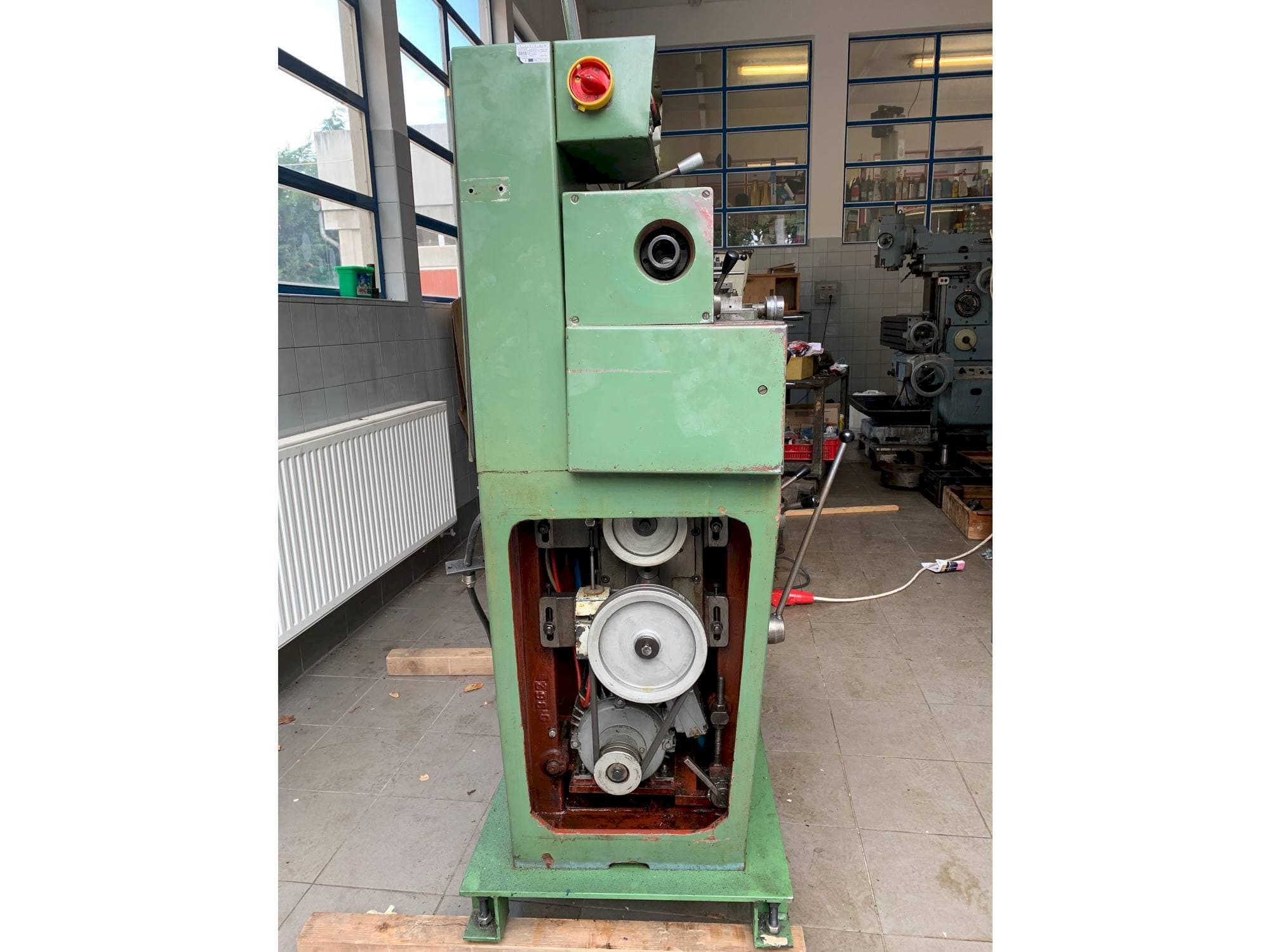 Vista frontal de la máquina TOS Sm 16-A