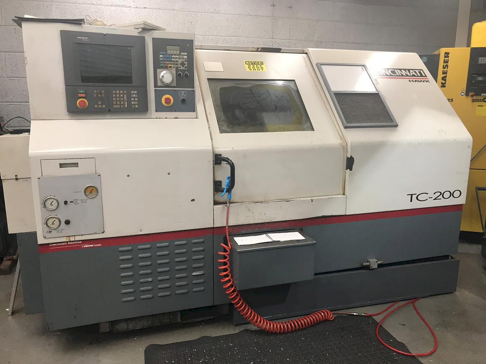 Vista frontal de la máquina Cincinnati Hawk TC-200