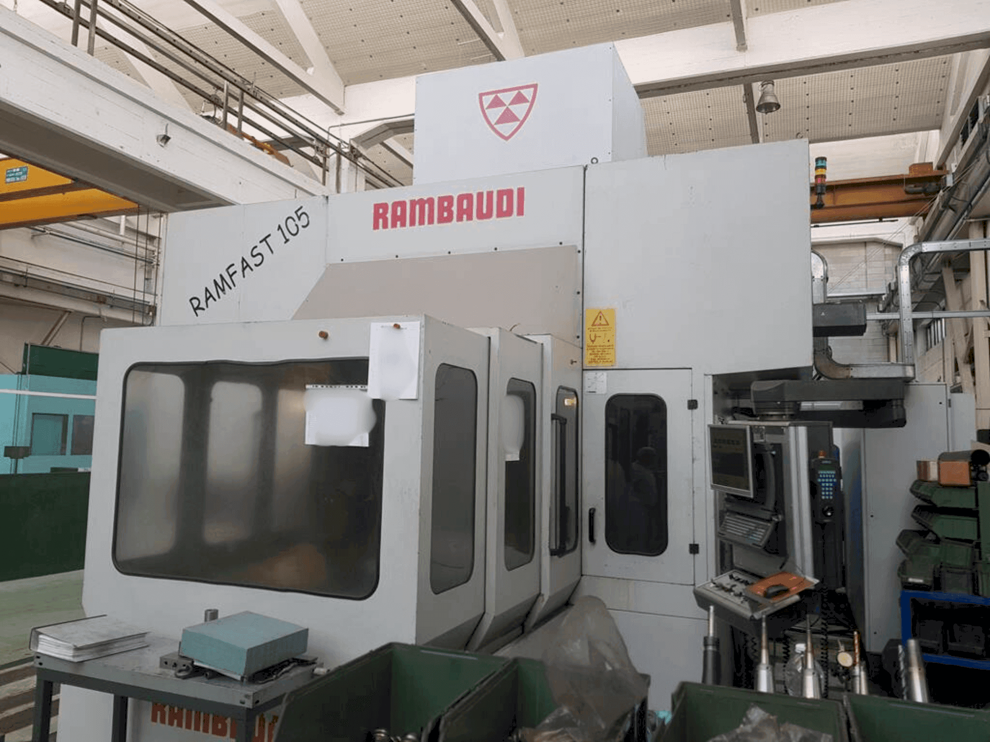 Vista frontal de la máquina Rambaudi RAMFAST RF105