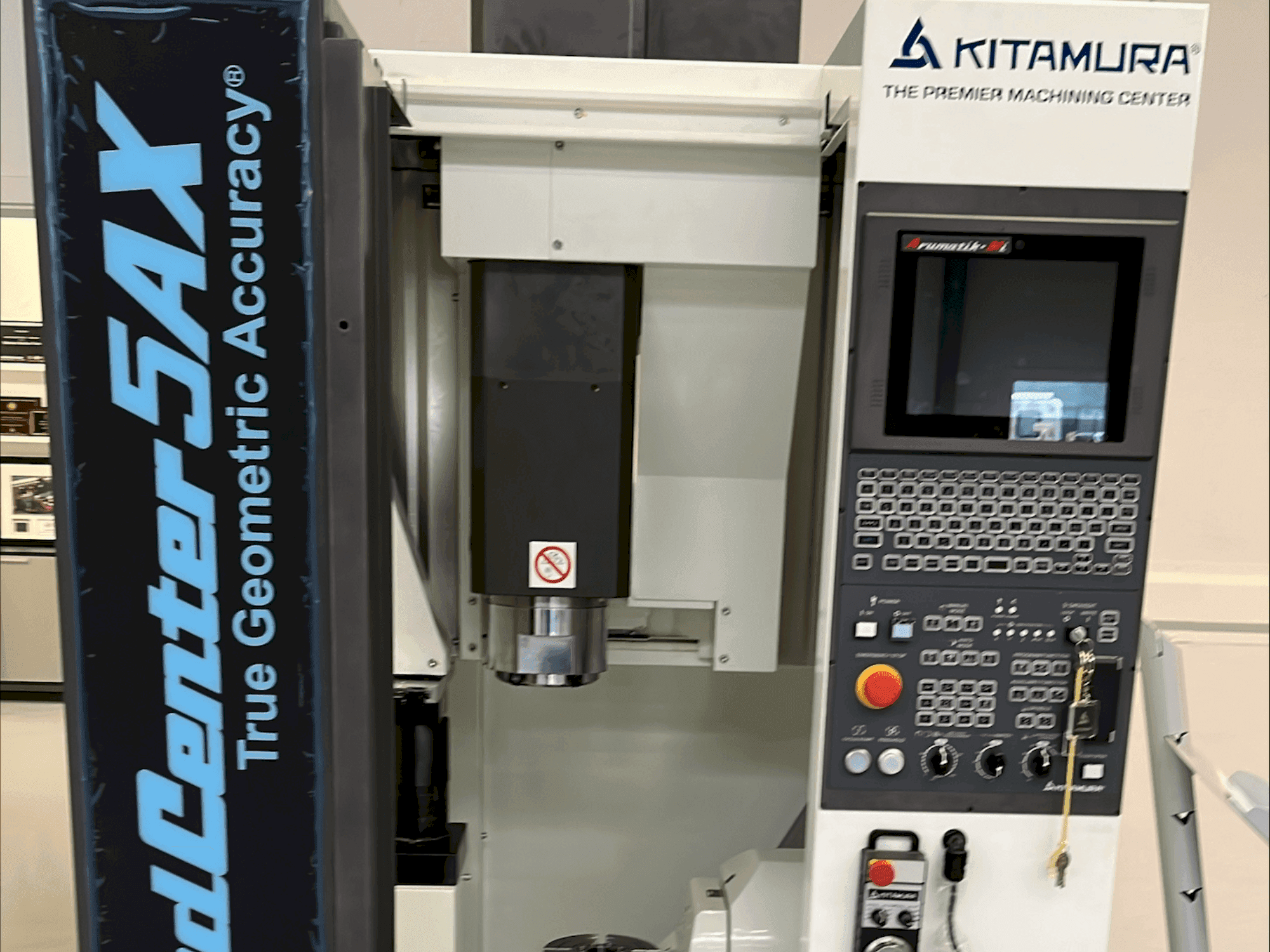 Vista frontal de la máquina Kitamura Medcenter 5AX
