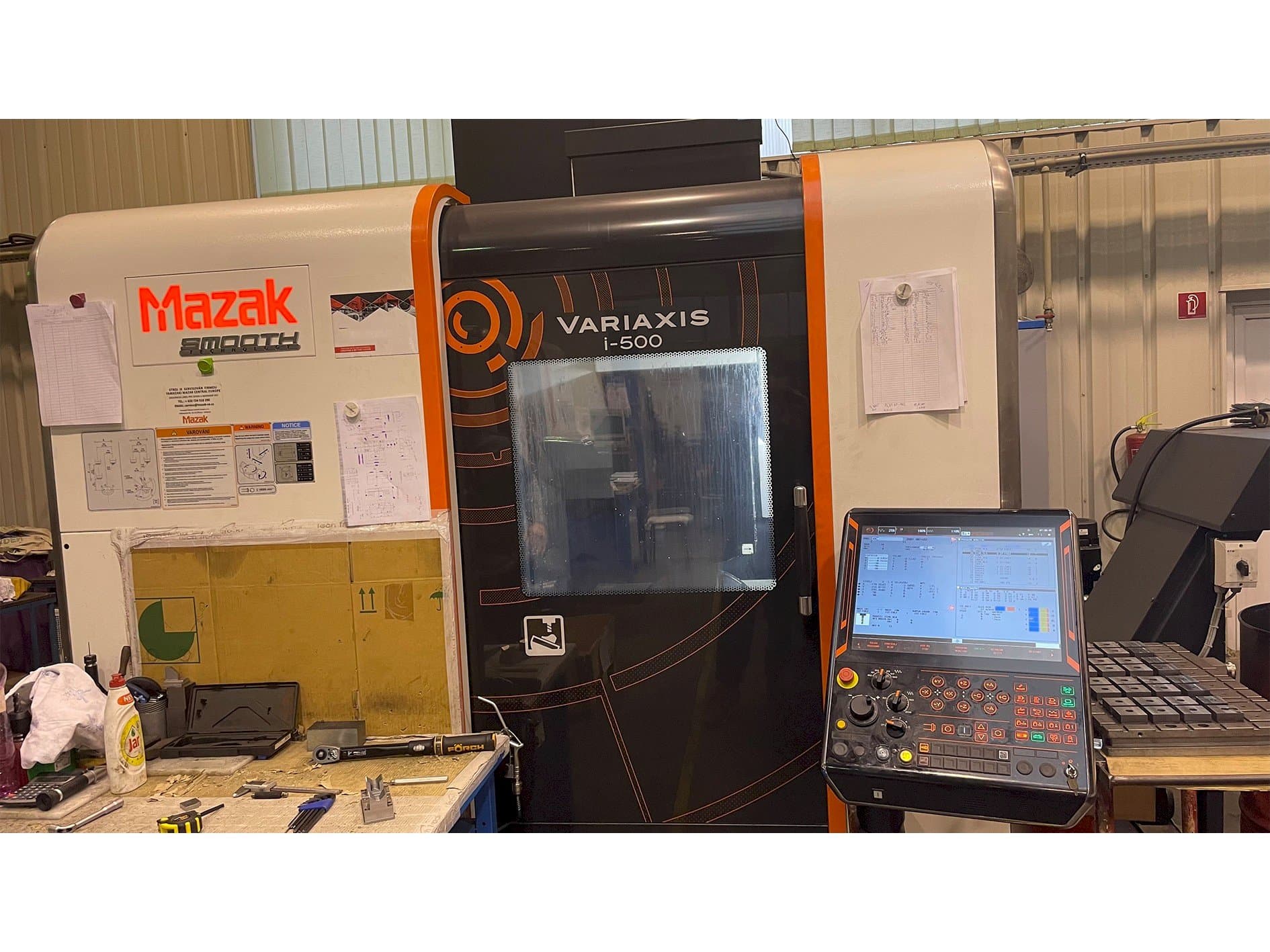 Vista frontal de la máquina Mazak Variaxis i-500